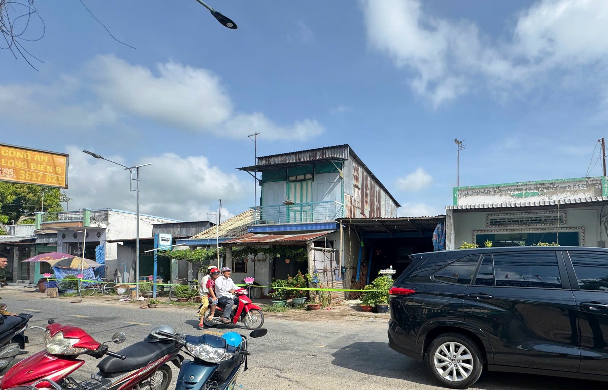 An Giang: Sạt lở bờ s&ocirc;ng &Ocirc;ng Chưởng, 10 căn nh&agrave; bị cuốn xuống nước- Ảnh 2.
