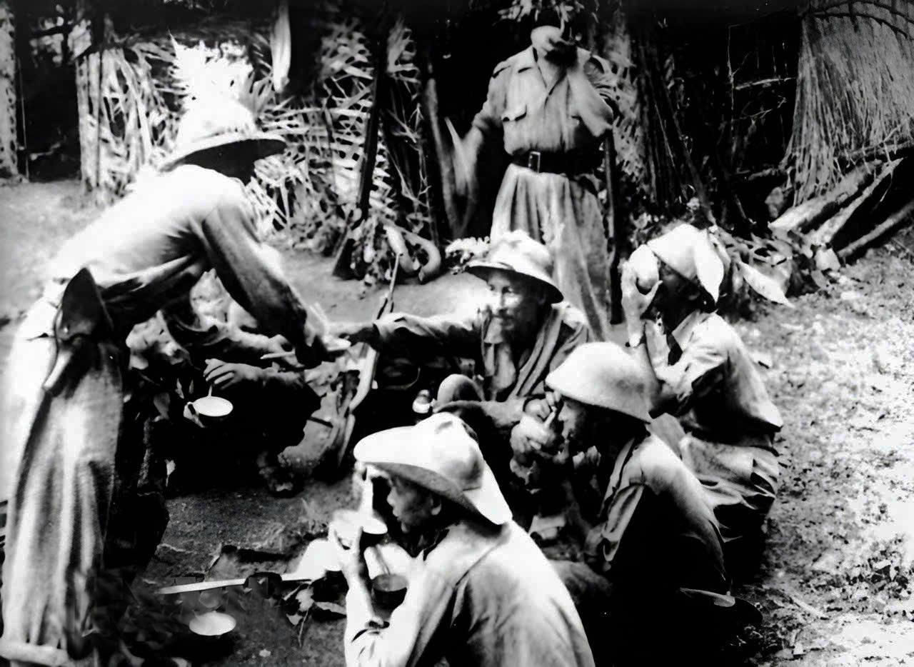 Những khoảnh khắc lịch sử B&aacute;c Hồ ra mặt trận- Ảnh 2.