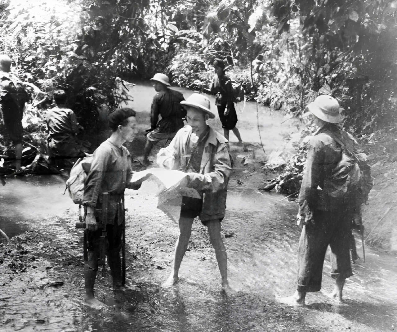 Những khoảnh khắc lịch sử B&aacute;c Hồ ra mặt trận- Ảnh 1.