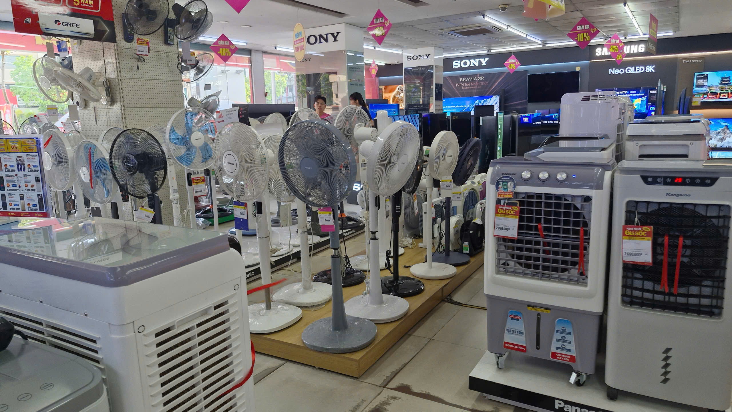 Gi&aacute; điện tăng đ&uacute;ng vụ h&egrave;, người ti&ecirc;u d&ugrave;ng đổ x&ocirc; mua thiết bị tiết kiệm điện- Ảnh 1.