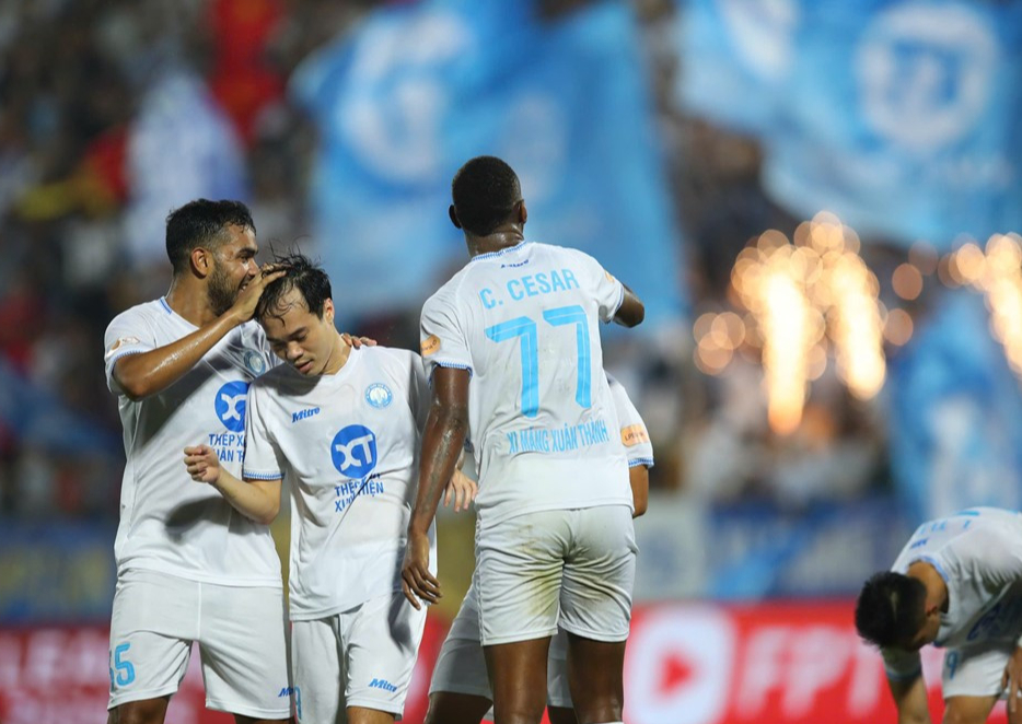 V-League: &ldquo;Người cũ&rdquo; đua nhau tỏa s&aacute;ng, HAGL thua đau Nam Định- Ảnh 1.