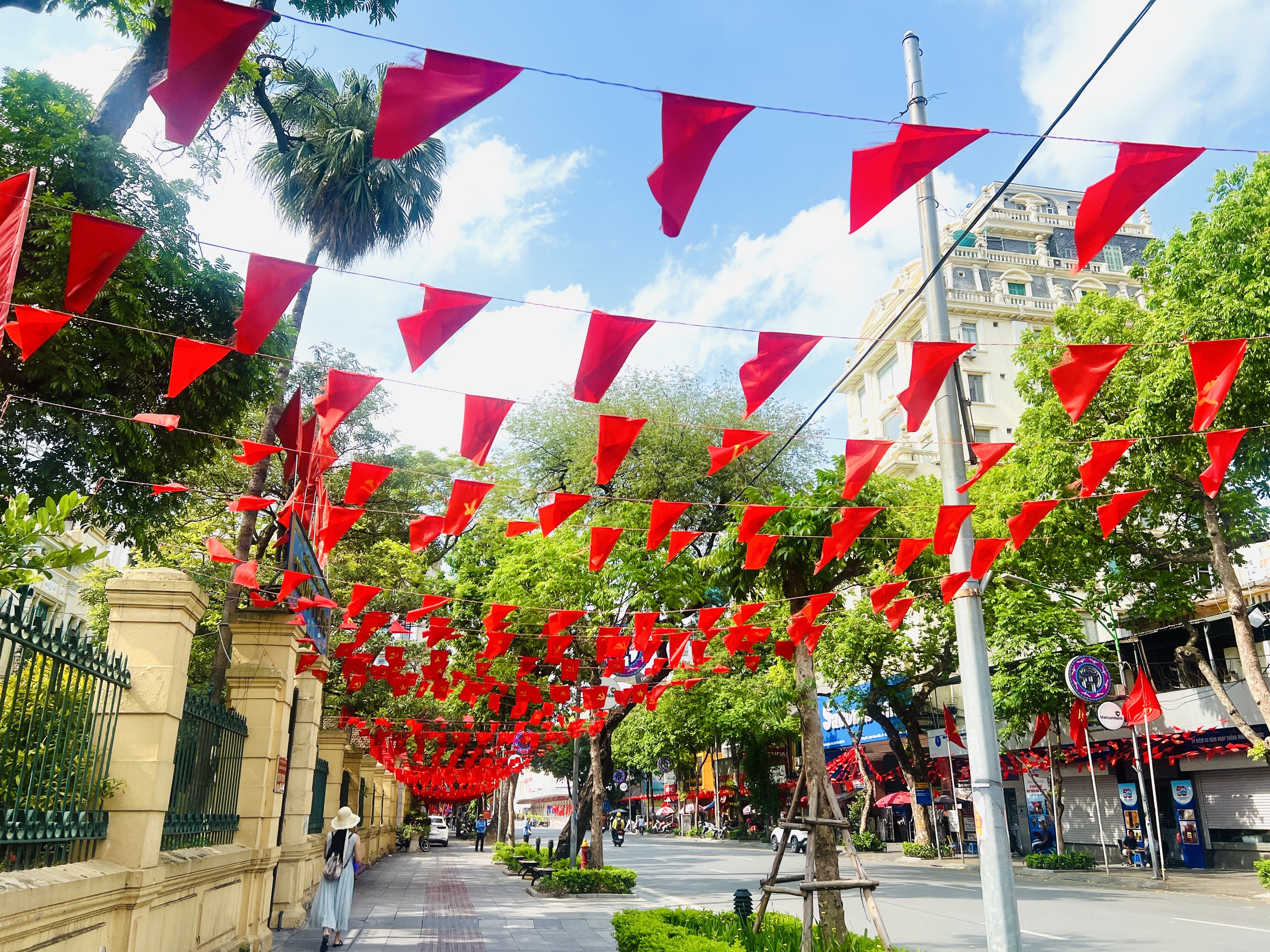 Thủ đ&ocirc; H&agrave; Nội rực rỡ cờ hoa mừng sinh nhật B&aacute;c- Ảnh 6.