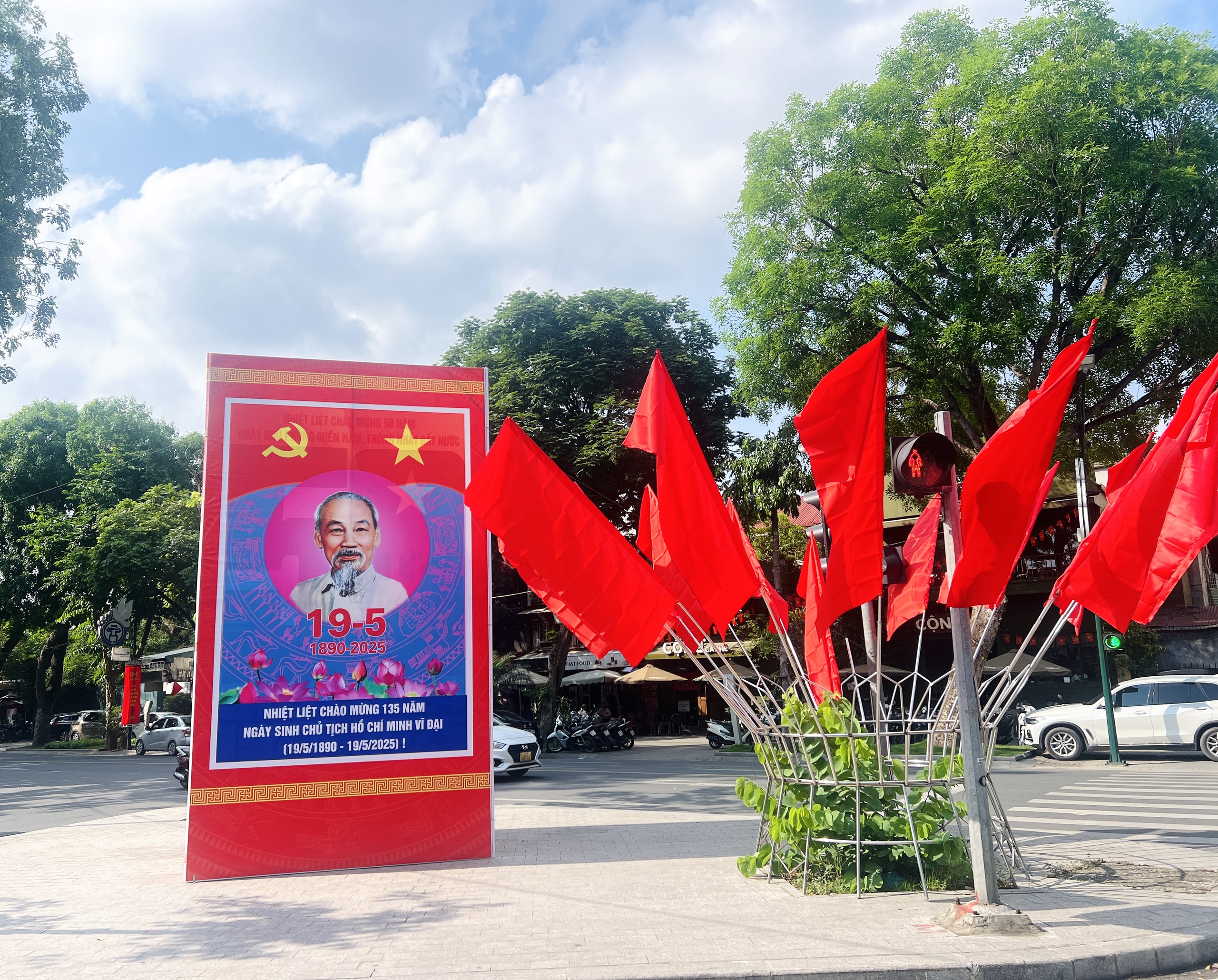 Thủ đ&ocirc; H&agrave; Nội rực rỡ cờ hoa mừng sinh nhật B&aacute;c- Ảnh 3.