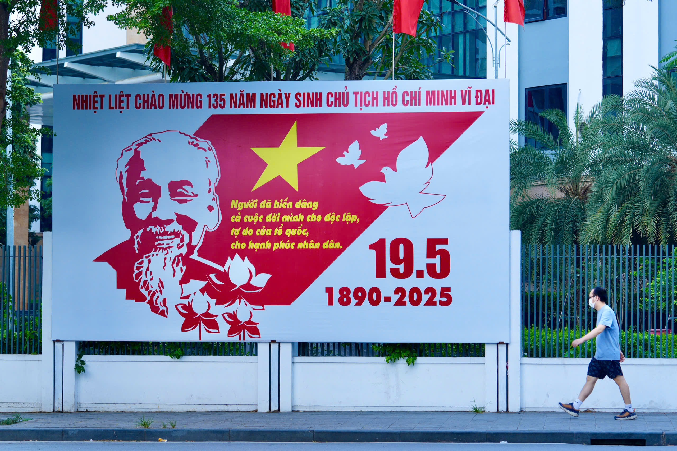 Thủ đ&ocirc; H&agrave; Nội rực rỡ cờ hoa mừng sinh nhật B&aacute;c- Ảnh 4.