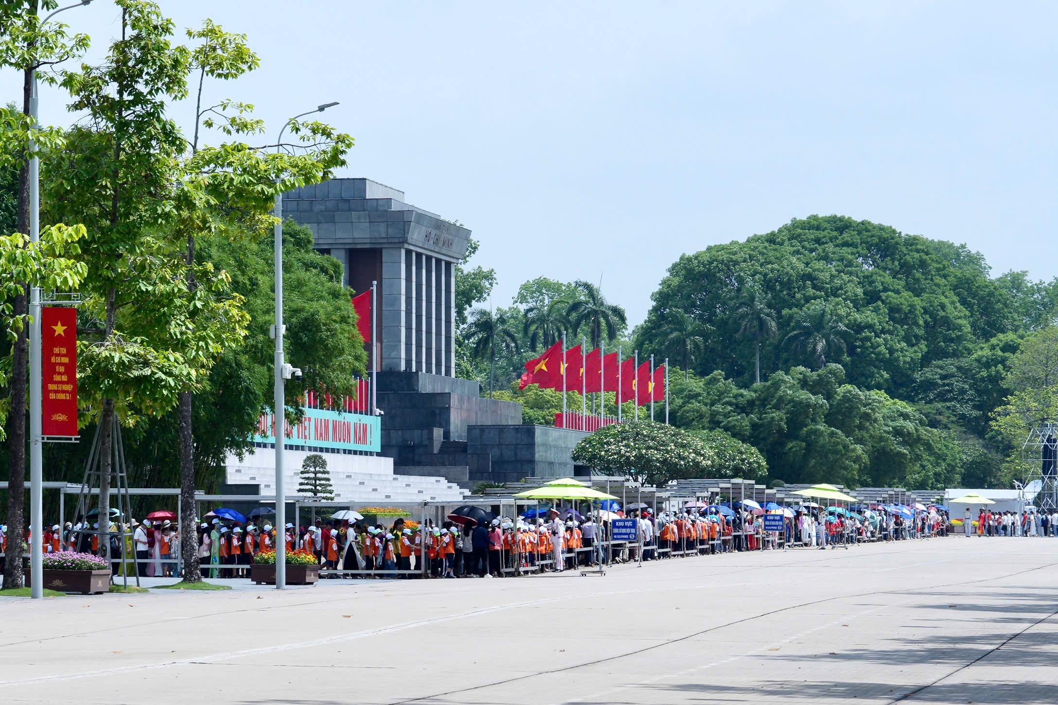 Thủ đ&ocirc; H&agrave; Nội rực rỡ cờ hoa mừng sinh nhật B&aacute;c- Ảnh 1.