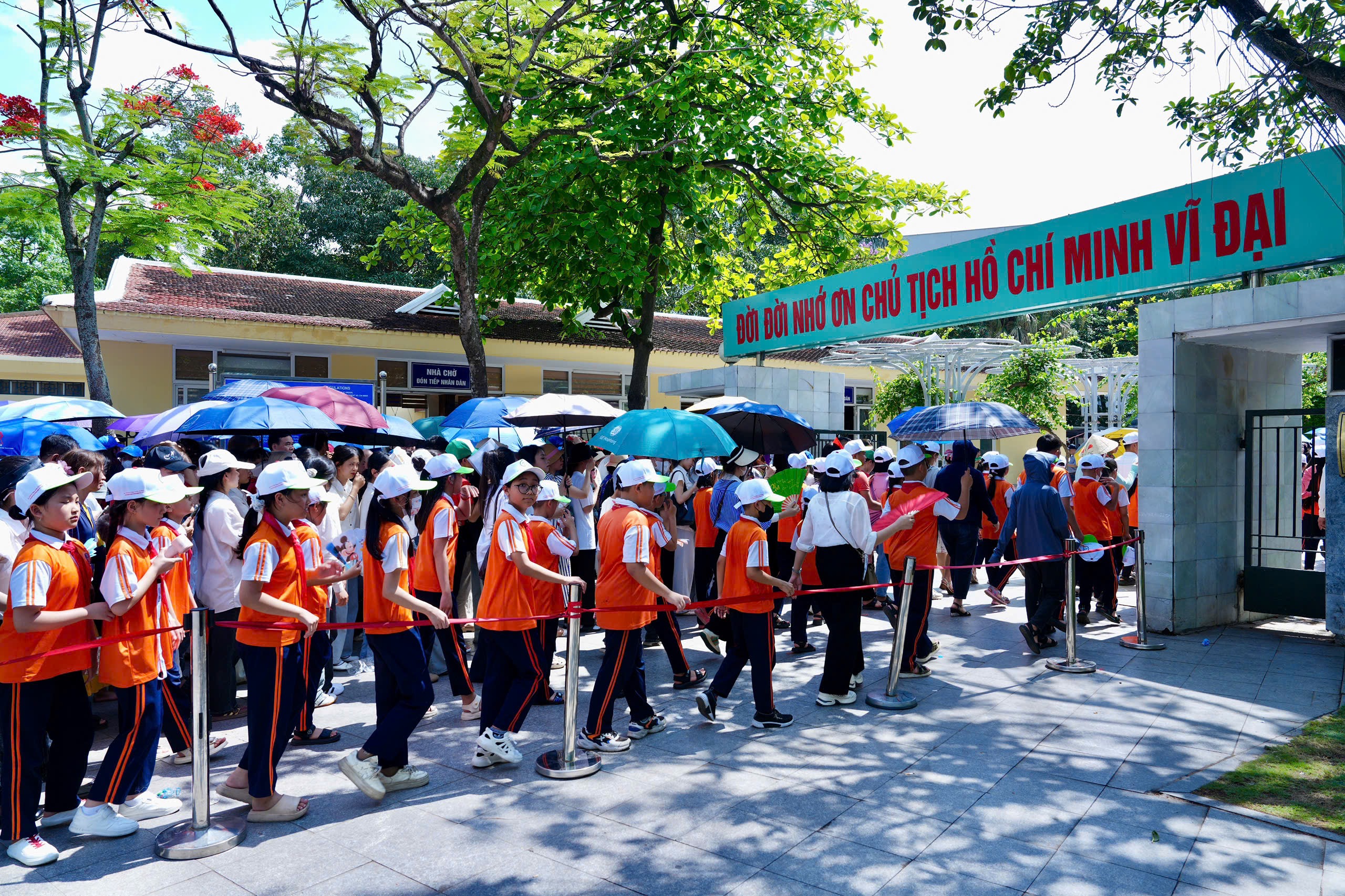 Thủ đ&ocirc; H&agrave; Nội rực rỡ cờ hoa mừng sinh nhật B&aacute;c- Ảnh 2.