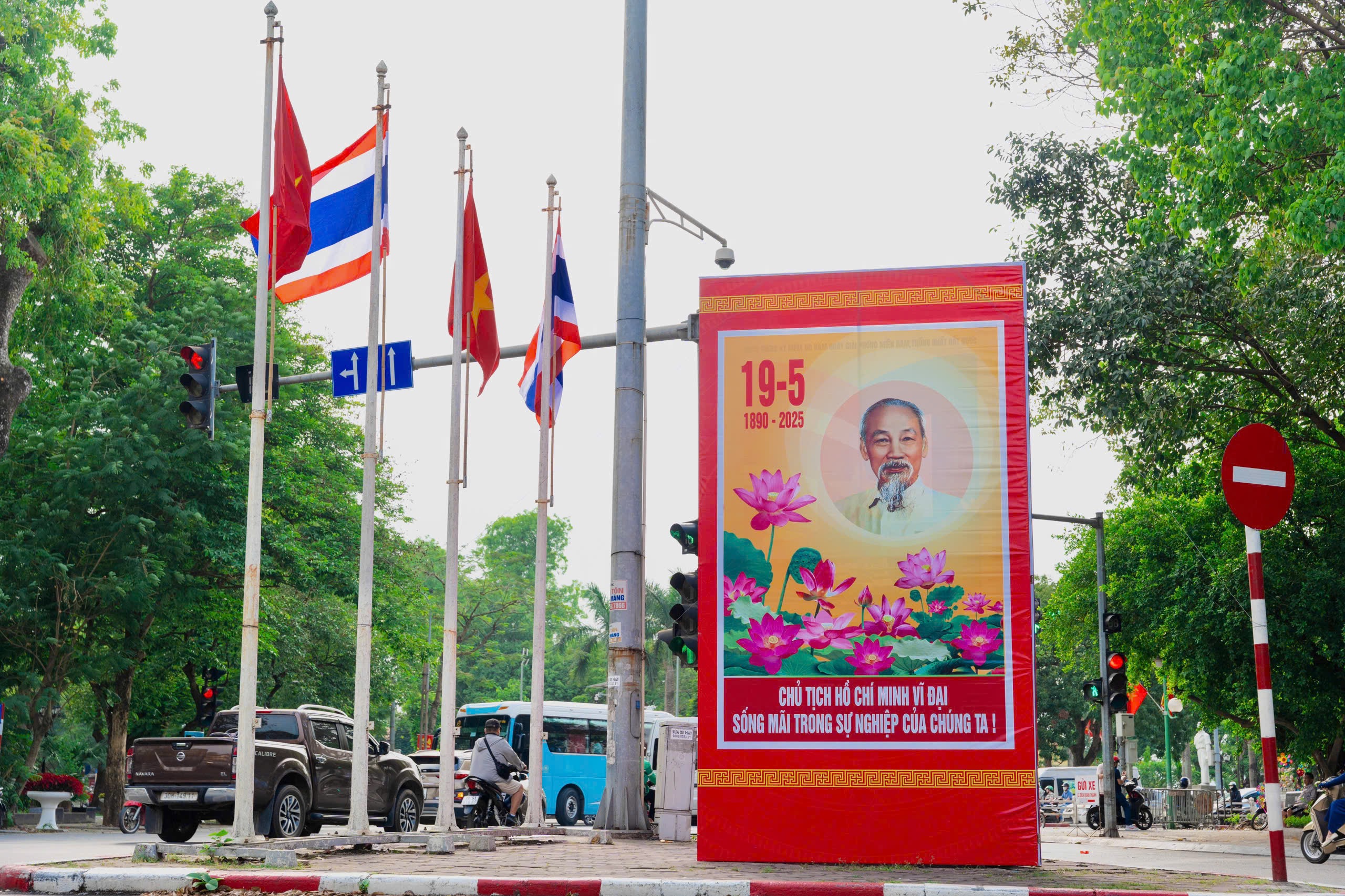 Thủ đ&ocirc; H&agrave; Nội rực rỡ cờ hoa mừng sinh nhật B&aacute;c- Ảnh 12.