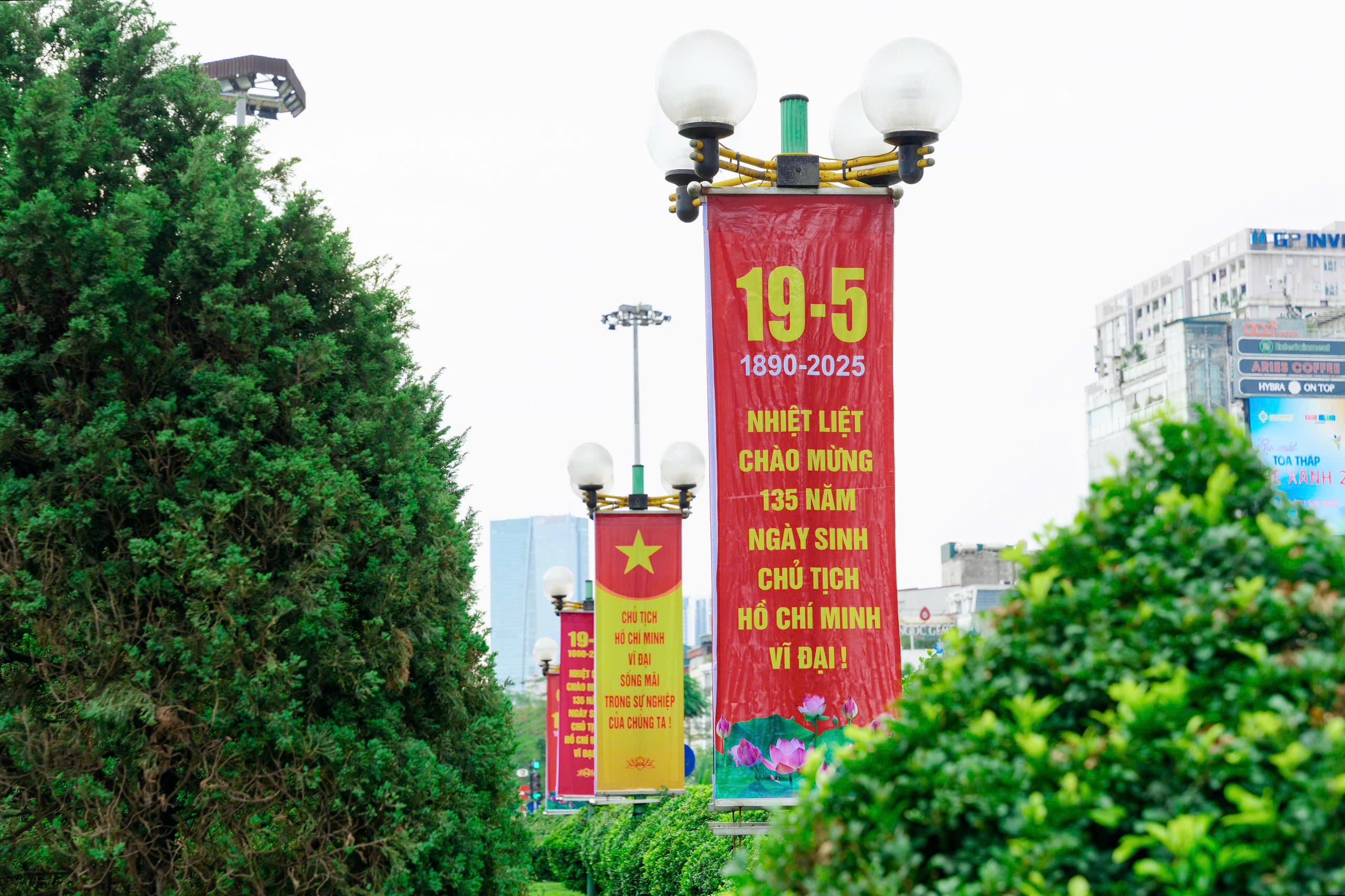 Thủ đ&ocirc; H&agrave; Nội rực rỡ cờ hoa mừng sinh nhật B&aacute;c- Ảnh 9.