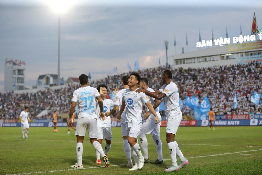 V-League: &ldquo;Người cũ&rdquo; đua nhau tỏa s&aacute;ng, HAGL thua đau Nam Định- Ảnh 2.