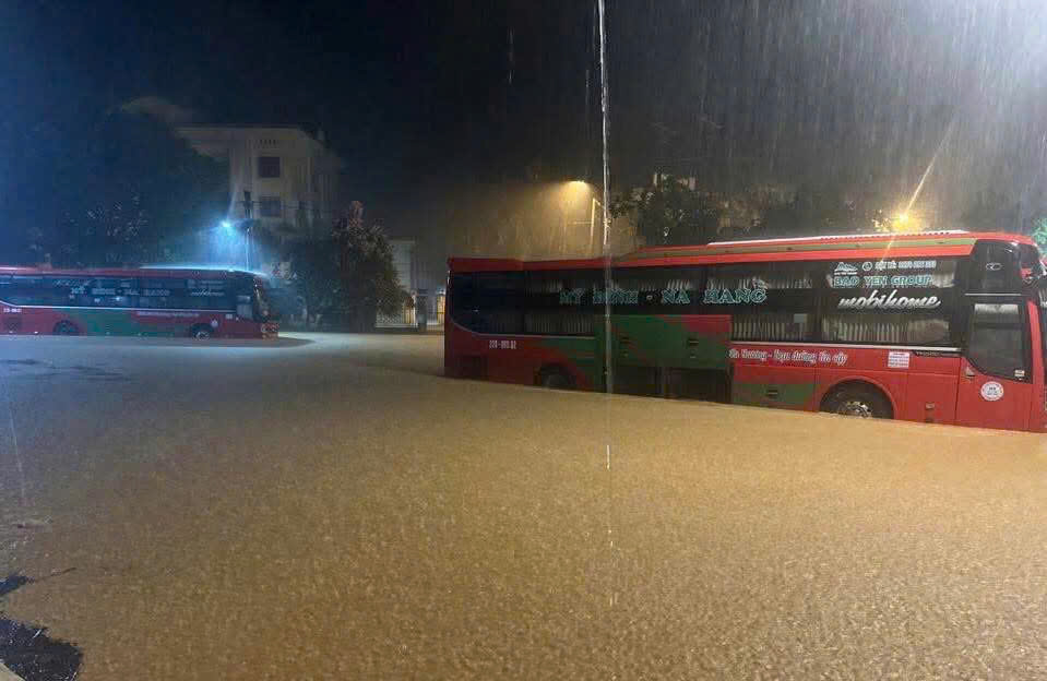 Thị trấn v&ugrave;ng cao Na Hang ở Tuy&ecirc;n Quang ngập s&acirc;u sau mưa lớn- Ảnh 1.