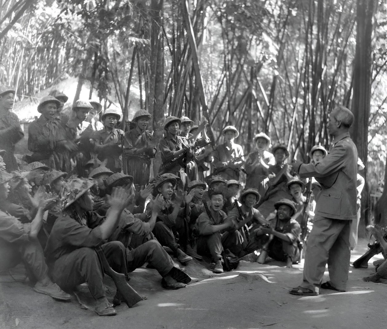 Những khoảnh khắc lịch sử B&aacute;c Hồ ra mặt trận- Ảnh 6.