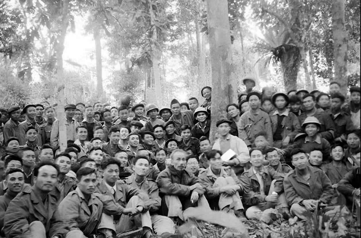 Những khoảnh khắc lịch sử B&aacute;c Hồ ra mặt trận- Ảnh 9.