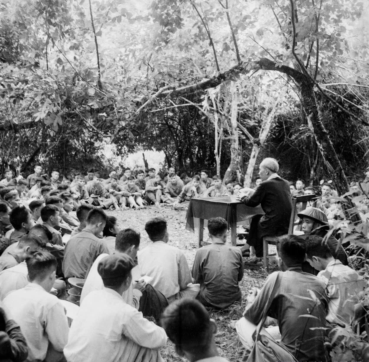 Những khoảnh khắc lịch sử B&aacute;c Hồ ra mặt trận- Ảnh 7.