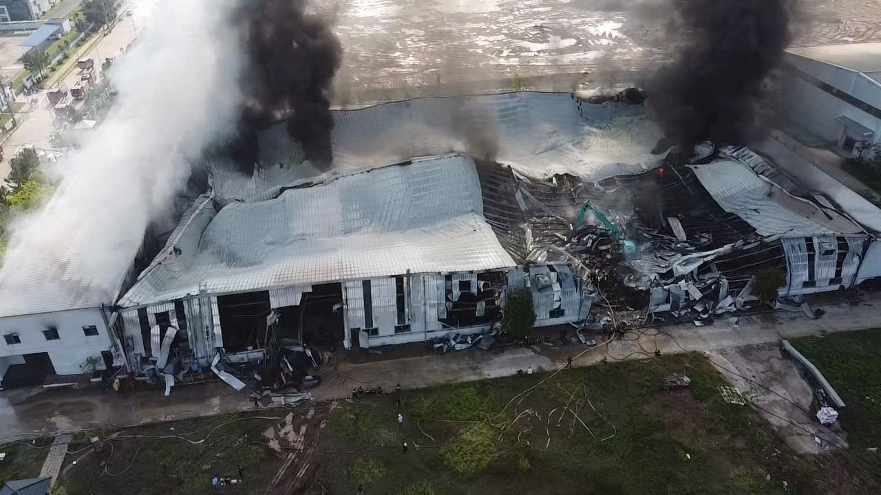 Vĩnh Ph&uacute;c: Hỏa hoạn thi&ecirc;u rụi h&agrave;ng ngh&igrave;n m2 nh&agrave; xưởng sản xuất mũ bảo hiểm- Ảnh 3.