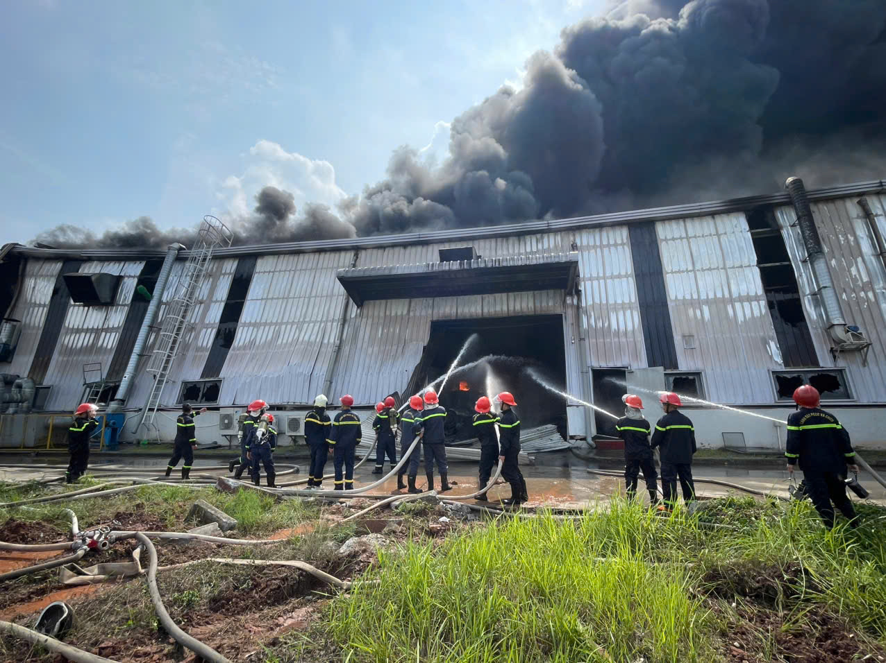 Vĩnh Ph&uacute;c: Hỏa hoạn thi&ecirc;u rụi h&agrave;ng ngh&igrave;n m2 nh&agrave; xưởng sản xuất mũ bảo hiểm- Ảnh 2.
