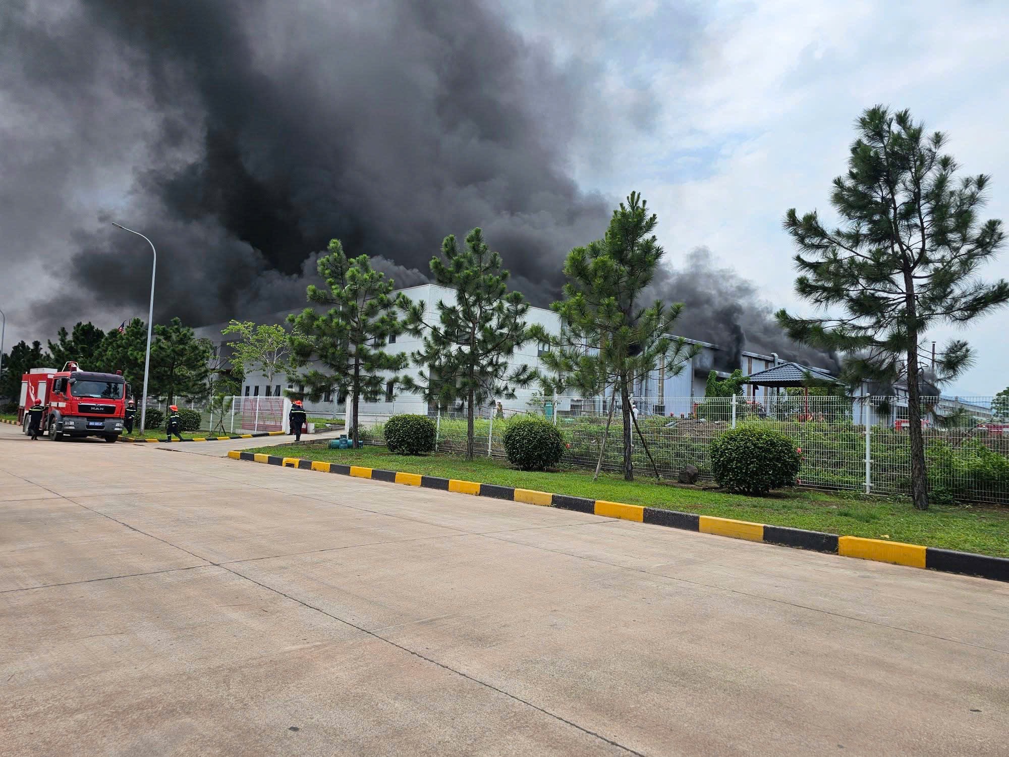 Vĩnh Ph&uacute;c: Hỏa hoạn thi&ecirc;u rụi h&agrave;ng ngh&igrave;n m2 nh&agrave; xưởng sản xuất mũ bảo hiểm- Ảnh 5.