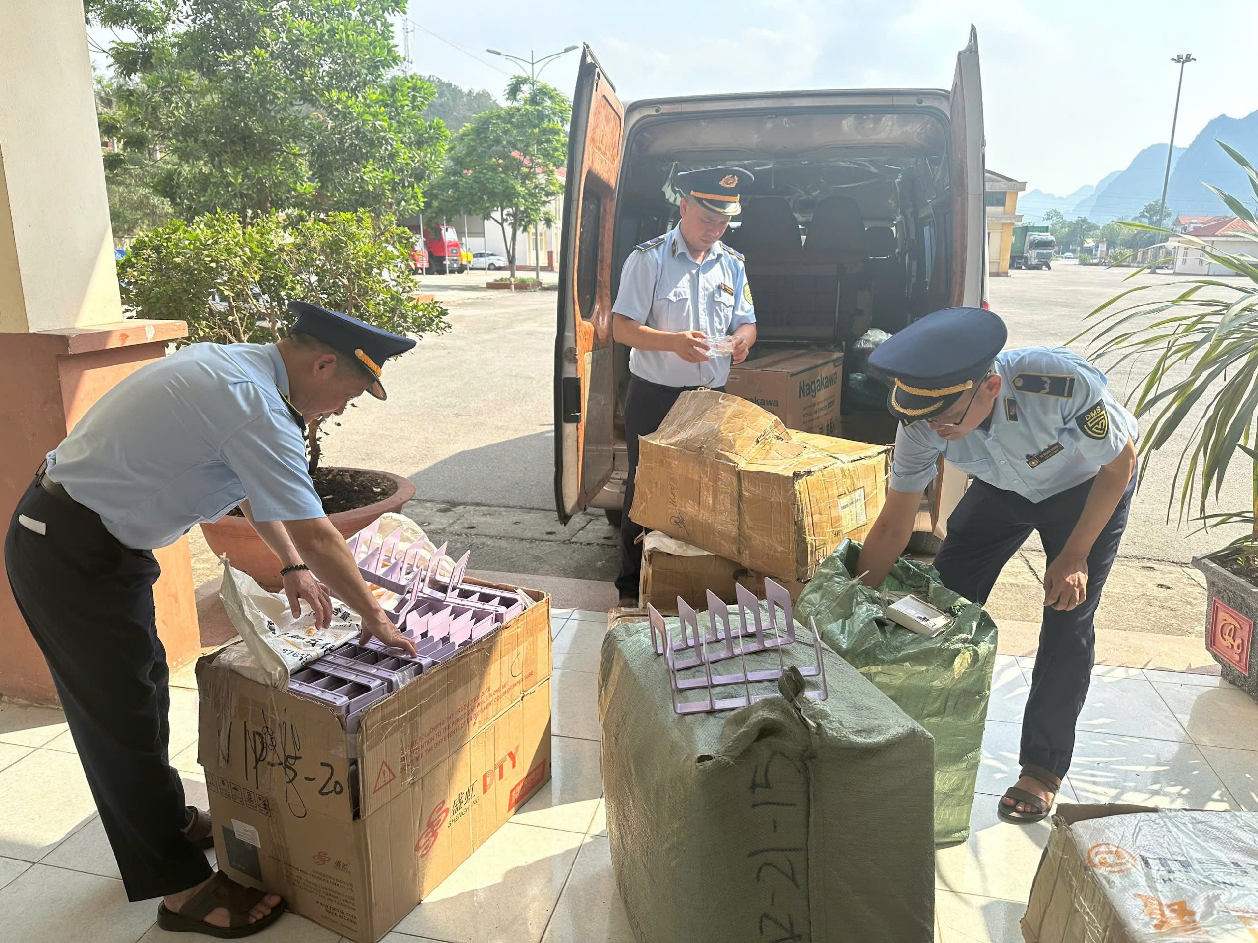 Phát động cao điểm truy quét buôn lậu, hàng giả trên toàn quốc- Ảnh 1. Phát động cao điểm truy quét buôn lậu, hàng giả trên toàn quốc- Ảnh 1.