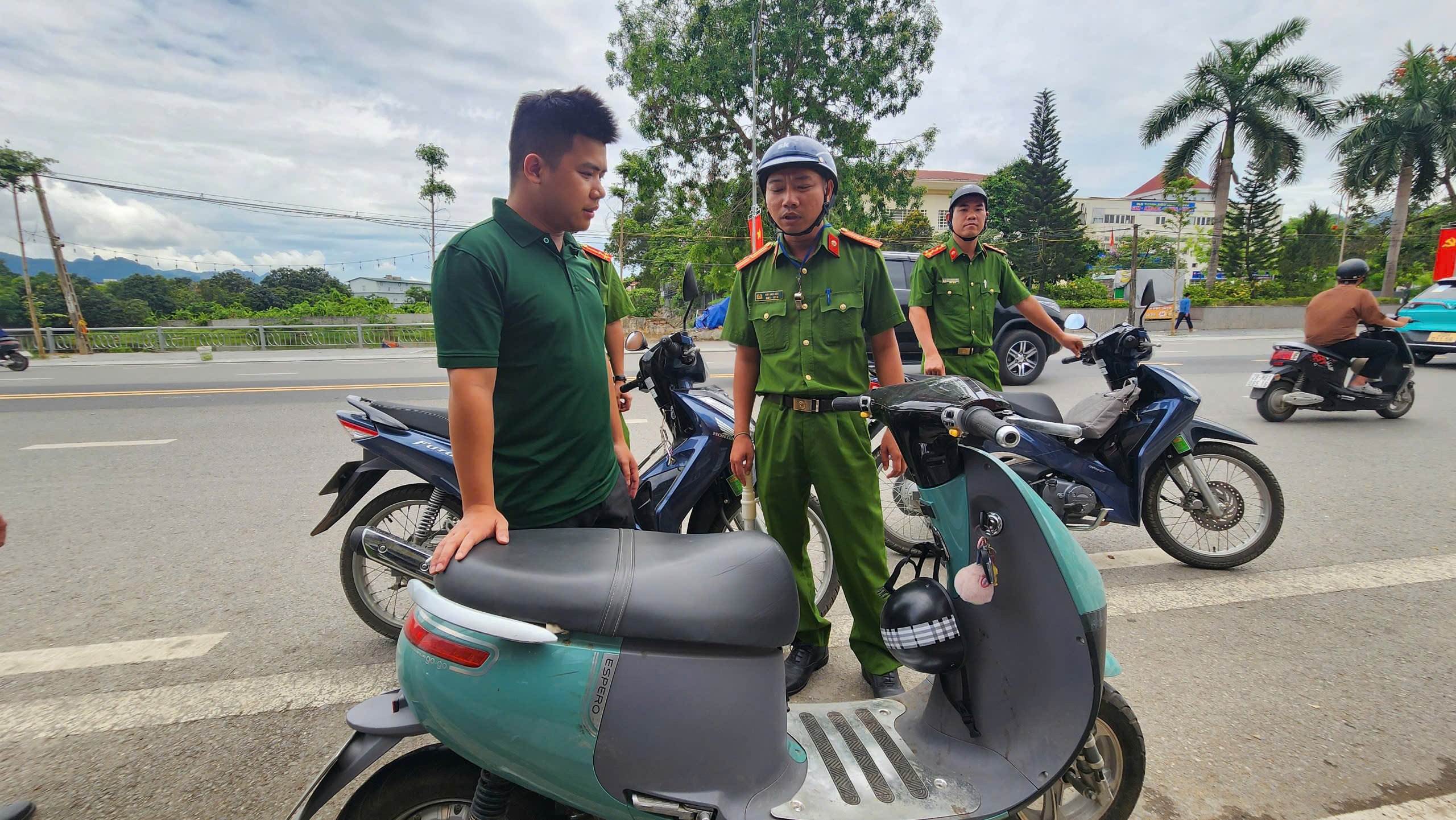 Một ng&agrave;y theo ch&acirc;n c&ocirc;ng an x&atilde;, phường ở H&ograve;a B&igrave;nh xử l&yacute; vi phạm giao th&ocirc;ng- Ảnh 8.