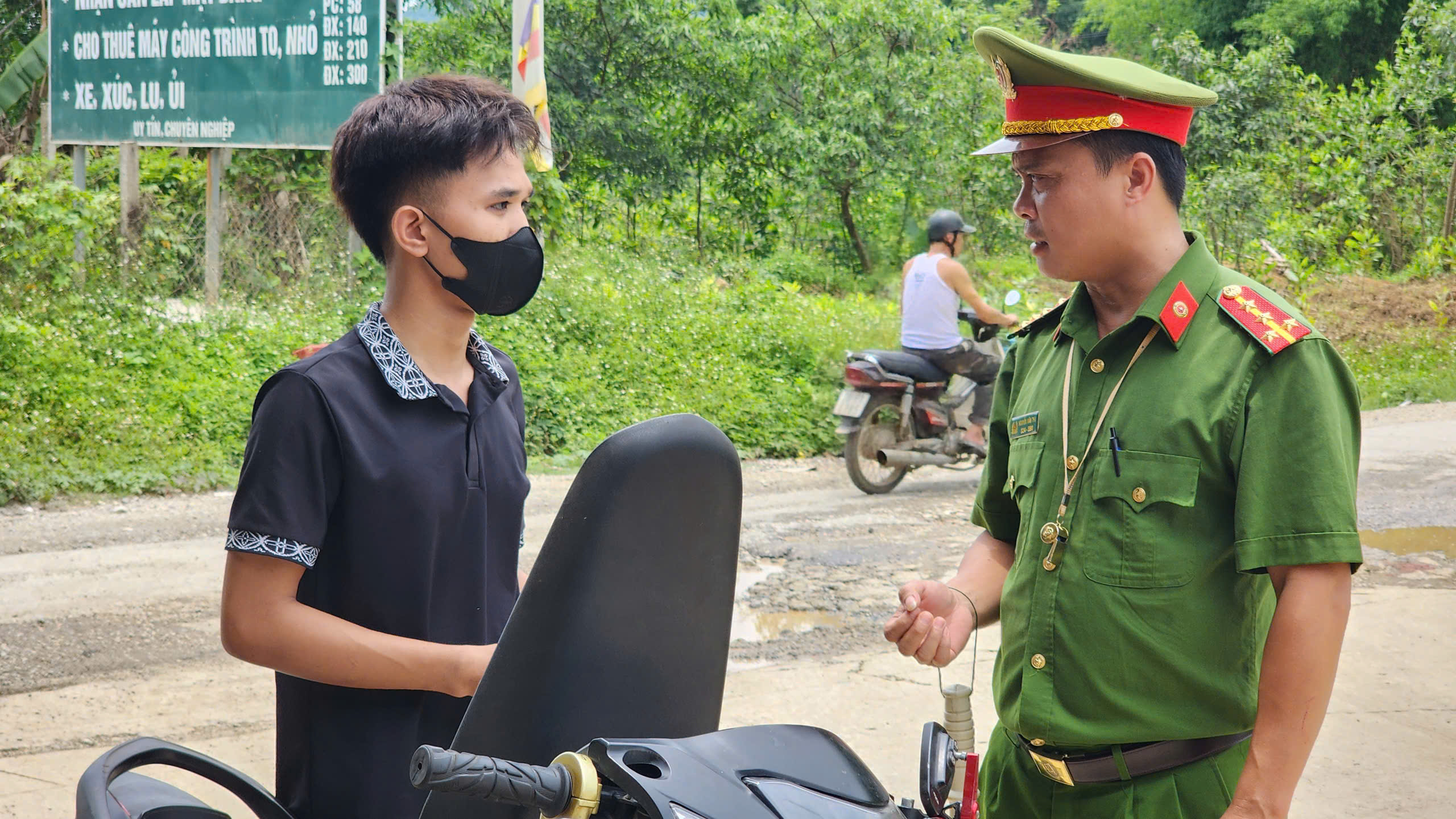 Một ng&agrave;y theo ch&acirc;n c&ocirc;ng an x&atilde;, phường ở H&ograve;a B&igrave;nh xử l&yacute; vi phạm giao th&ocirc;ng- Ảnh 2.