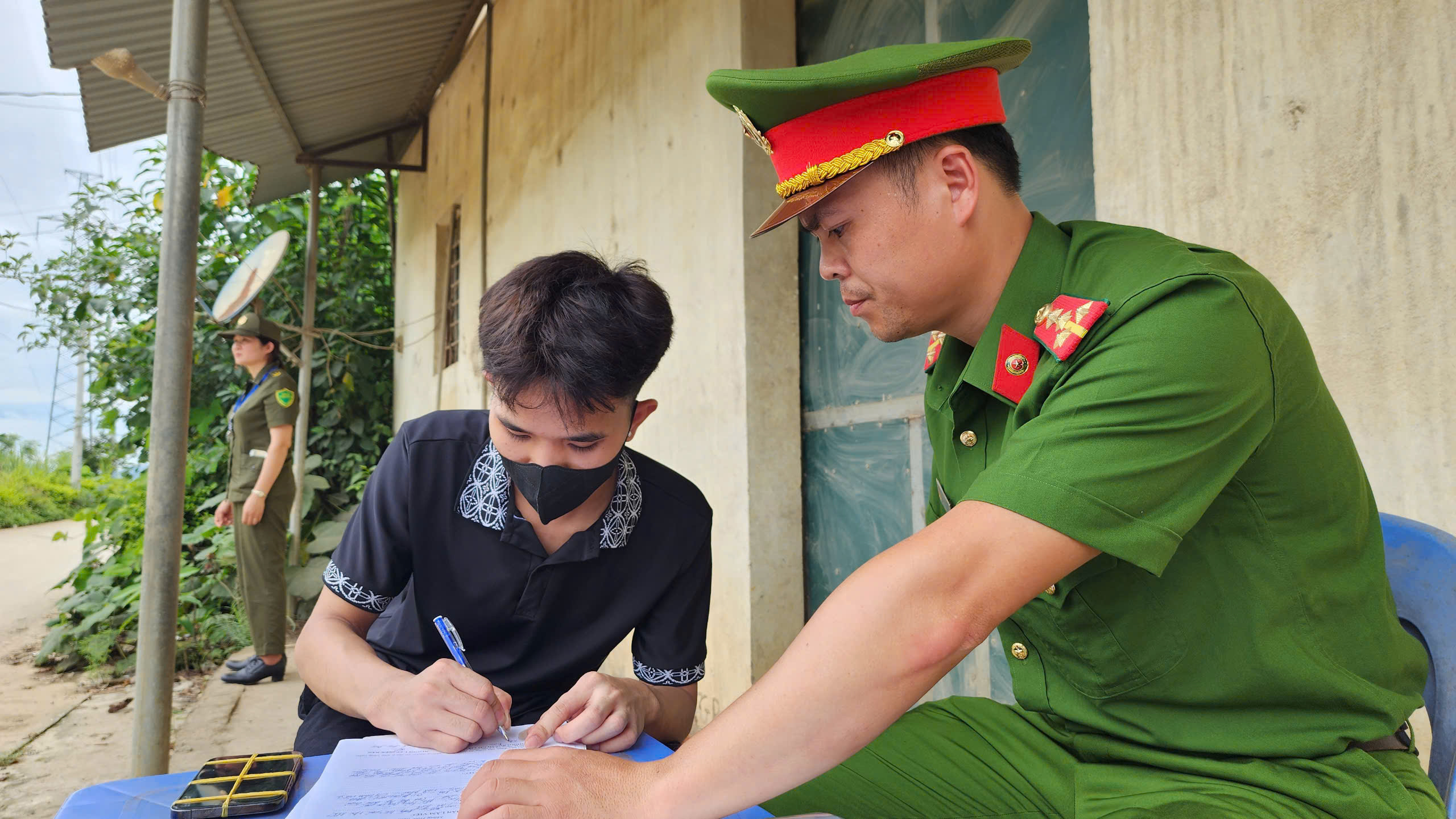 Một ng&agrave;y theo ch&acirc;n c&ocirc;ng an x&atilde;, phường ở H&ograve;a B&igrave;nh xử l&yacute; vi phạm giao th&ocirc;ng- Ảnh 3.