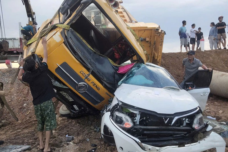 Hai phương tiện bị hư hỏng nặng sau vụ tai nạn - Ảnh: P.T.