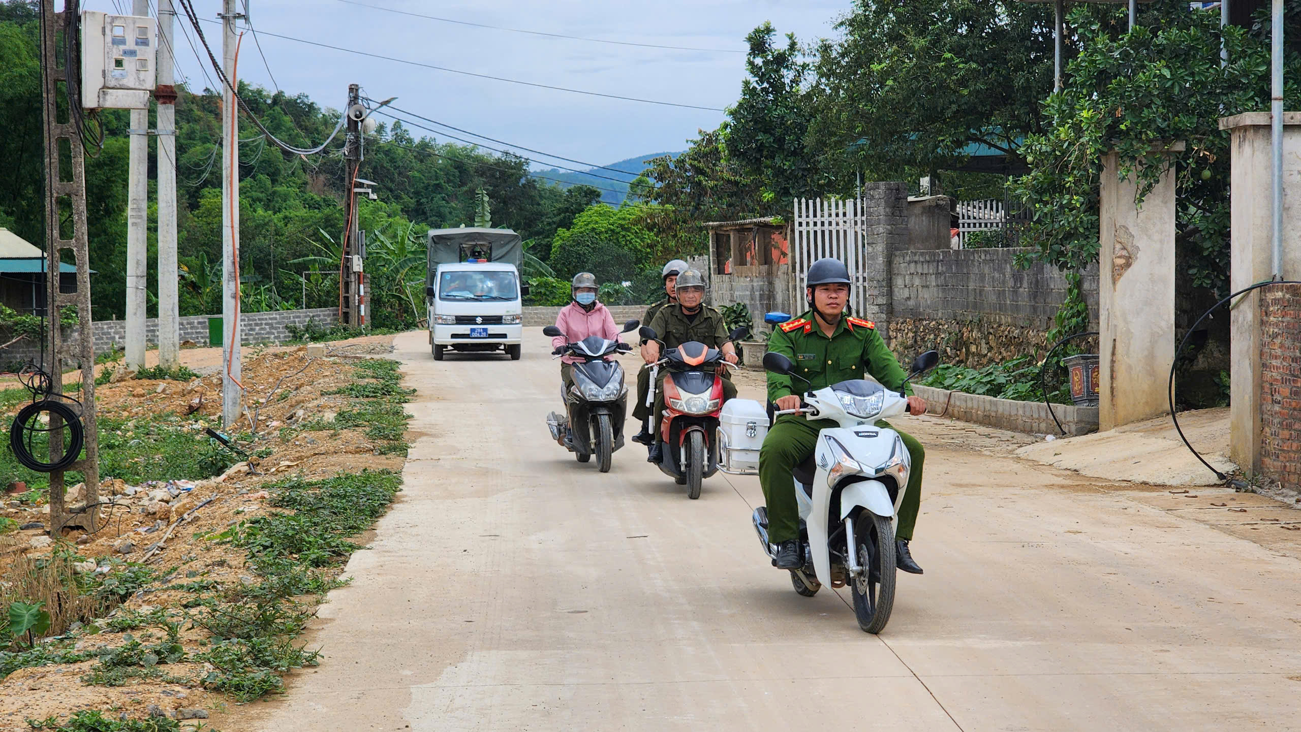 Một ng&agrave;y theo ch&acirc;n c&ocirc;ng an x&atilde;, phường ở H&ograve;a B&igrave;nh xử l&yacute; vi phạm giao th&ocirc;ng- Ảnh 4.