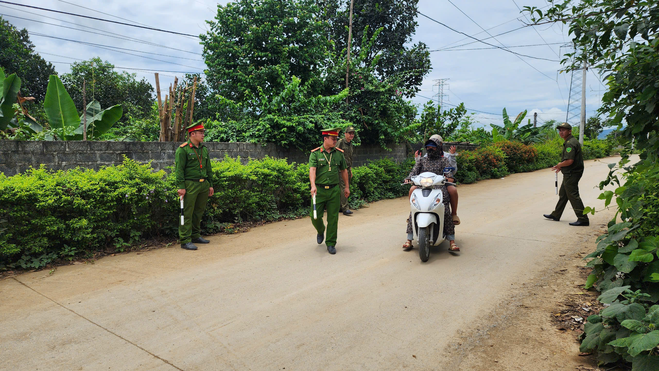 Một ng&agrave;y theo ch&acirc;n c&ocirc;ng an x&atilde;, phường ở H&ograve;a B&igrave;nh xử l&yacute; vi phạm giao th&ocirc;ng- Ảnh 6.