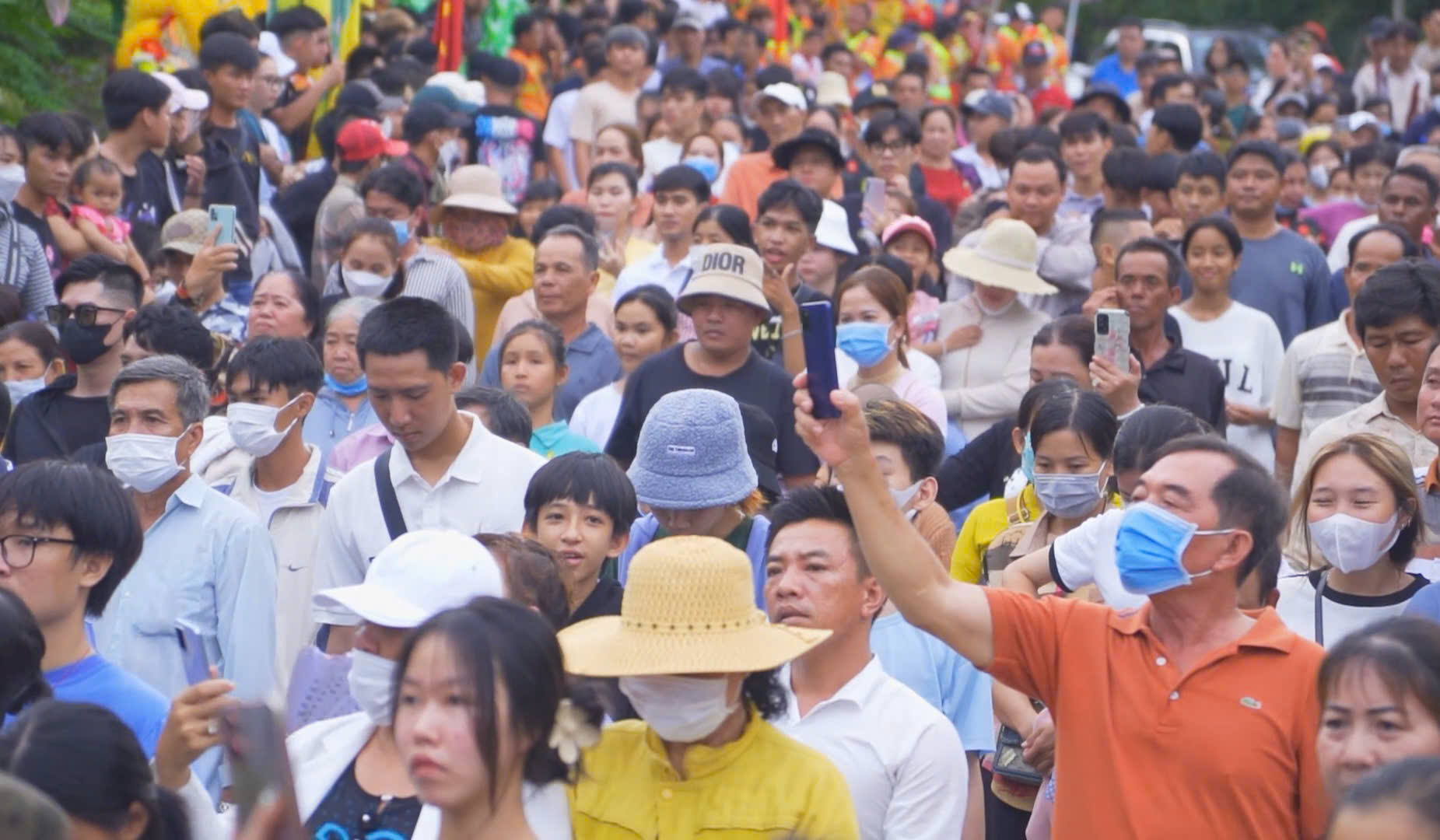 D&ograve;ng người đội mưa trang nghi&ecirc;m rước tượng B&agrave; Ch&uacute;a xứ từ tr&ecirc;n đỉnh về miếu N&uacute;i Sam- Ảnh 7.