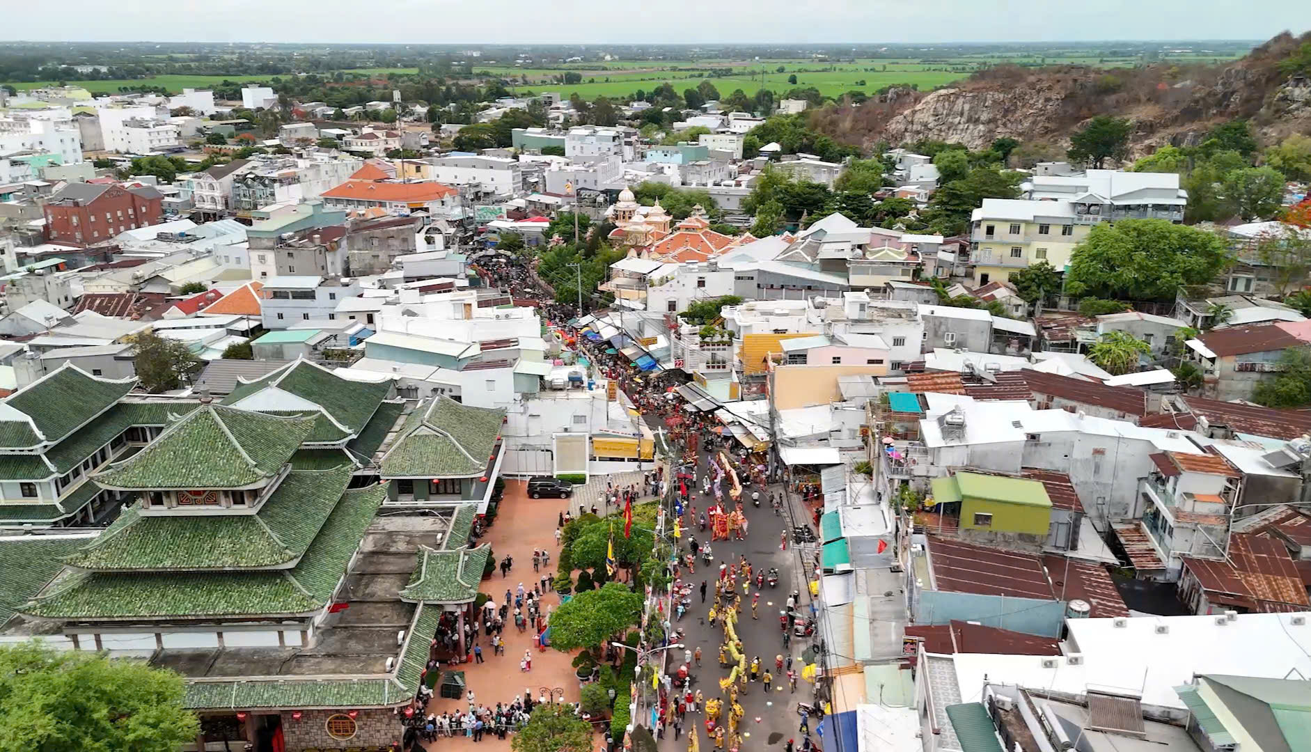 D&ograve;ng người đội mưa trang nghi&ecirc;m rước tượng B&agrave; Ch&uacute;a xứ từ tr&ecirc;n đỉnh về miếu N&uacute;i Sam- Ảnh 2.