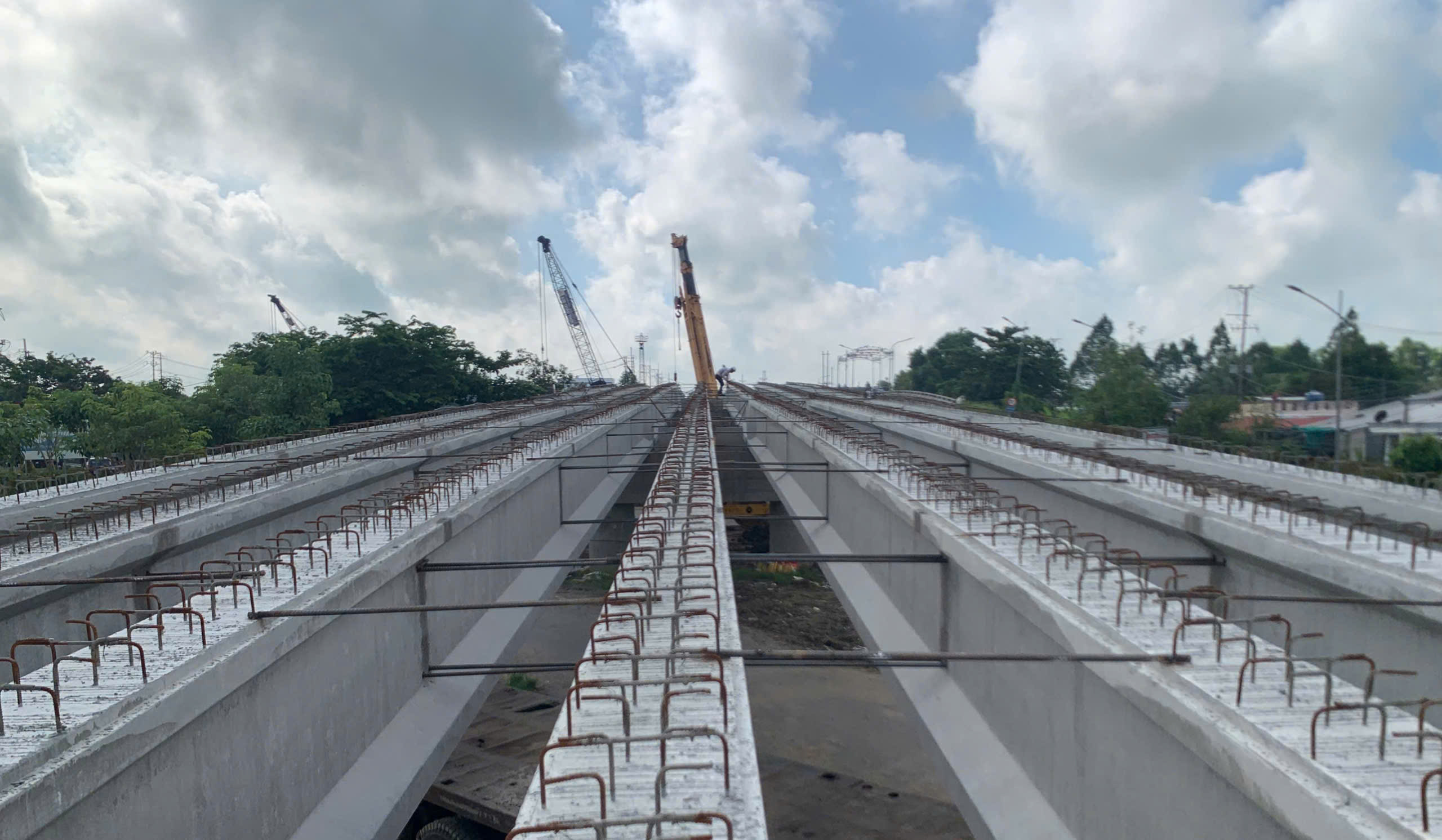 Kiên Giang: Cầu Vàm Xáng Thị Đội gác dầm 6/9 nhịp, quyết tâm về đích trước hạn- Ảnh 6. Kiên Giang: Cầu Vàm Xáng Thị Đội gác dầm 6/9 nhịp, quyết tâm về đích trước hạn- Ảnh 6.