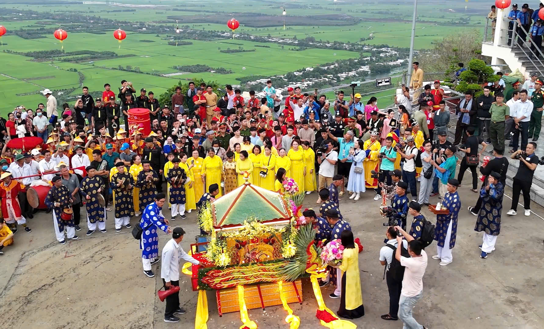 D&ograve;ng người đội mưa trang nghi&ecirc;m rước tượng B&agrave; Ch&uacute;a xứ từ tr&ecirc;n đỉnh về miếu N&uacute;i Sam- Ảnh 5.