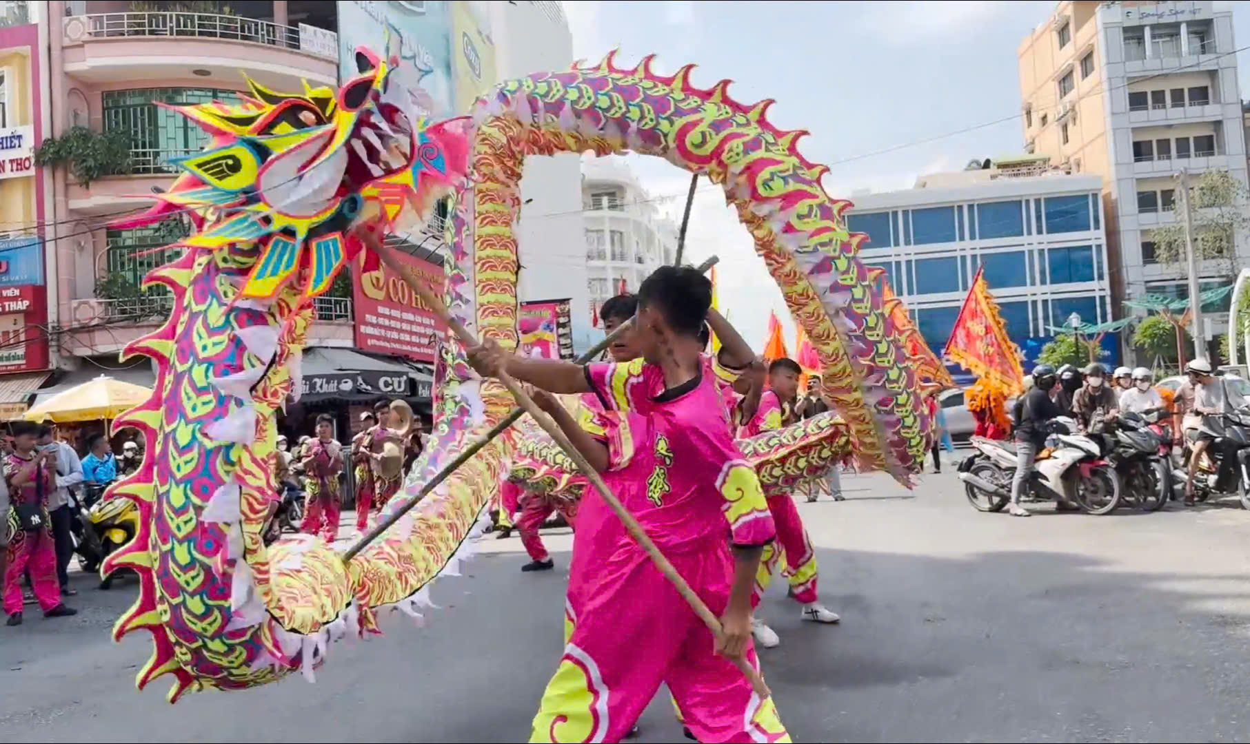 D&ograve;ng người đội mưa trang nghi&ecirc;m rước tượng B&agrave; Ch&uacute;a xứ từ tr&ecirc;n đỉnh về miếu N&uacute;i Sam- Ảnh 10.