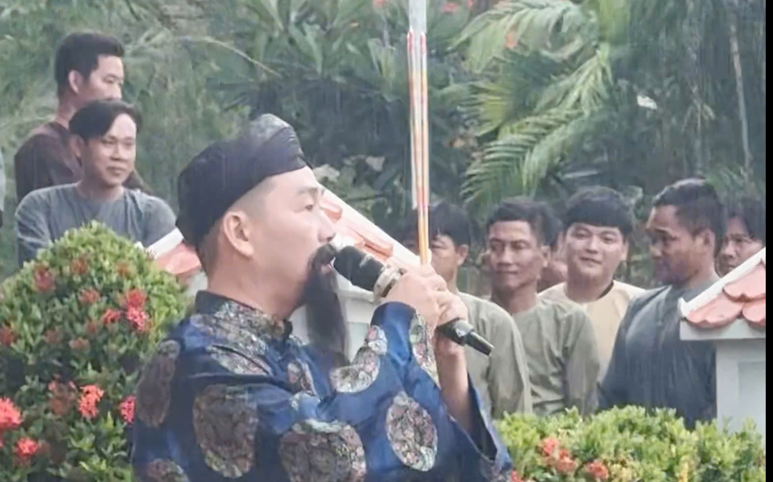 D&ograve;ng người đội mưa trang nghi&ecirc;m rước tượng B&agrave; Ch&uacute;a xứ từ tr&ecirc;n đỉnh về miếu N&uacute;i Sam- Ảnh 1.