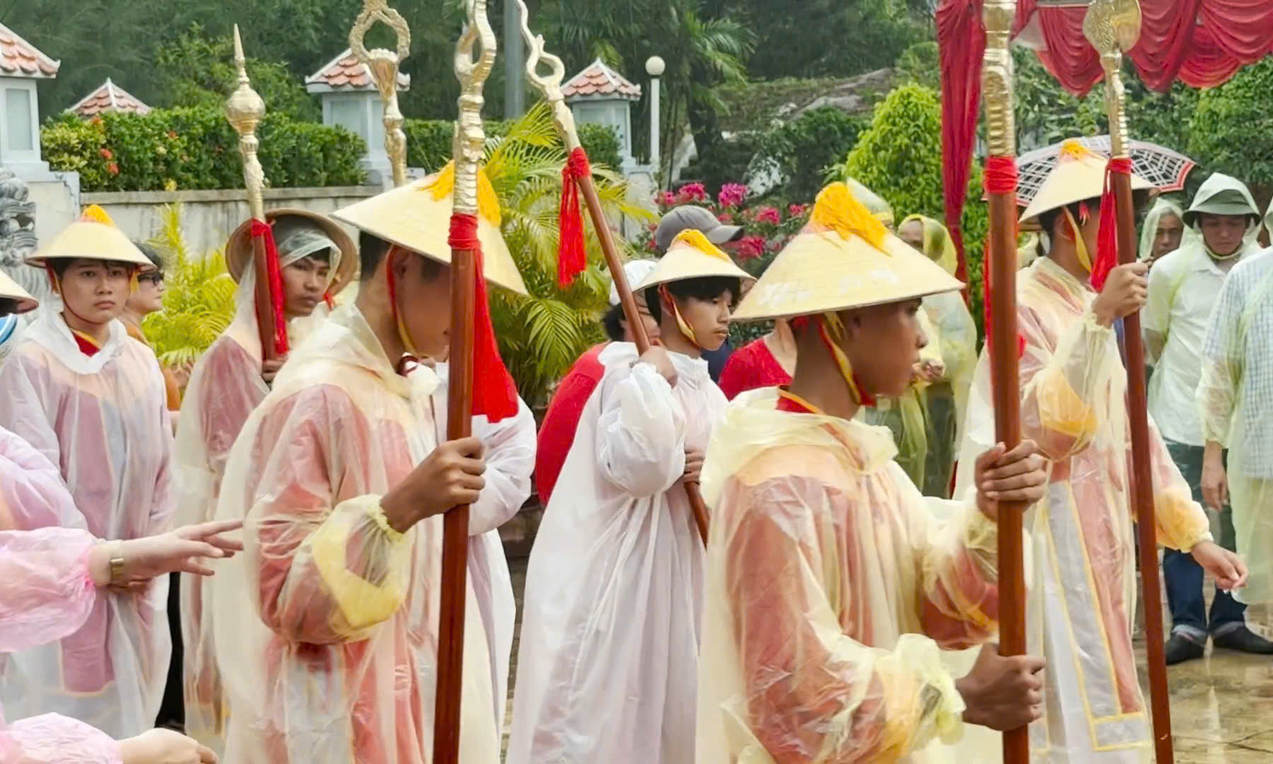 D&ograve;ng người đội mưa trang nghi&ecirc;m rước tượng B&agrave; Ch&uacute;a xứ từ tr&ecirc;n đỉnh về miếu N&uacute;i Sam- Ảnh 3.