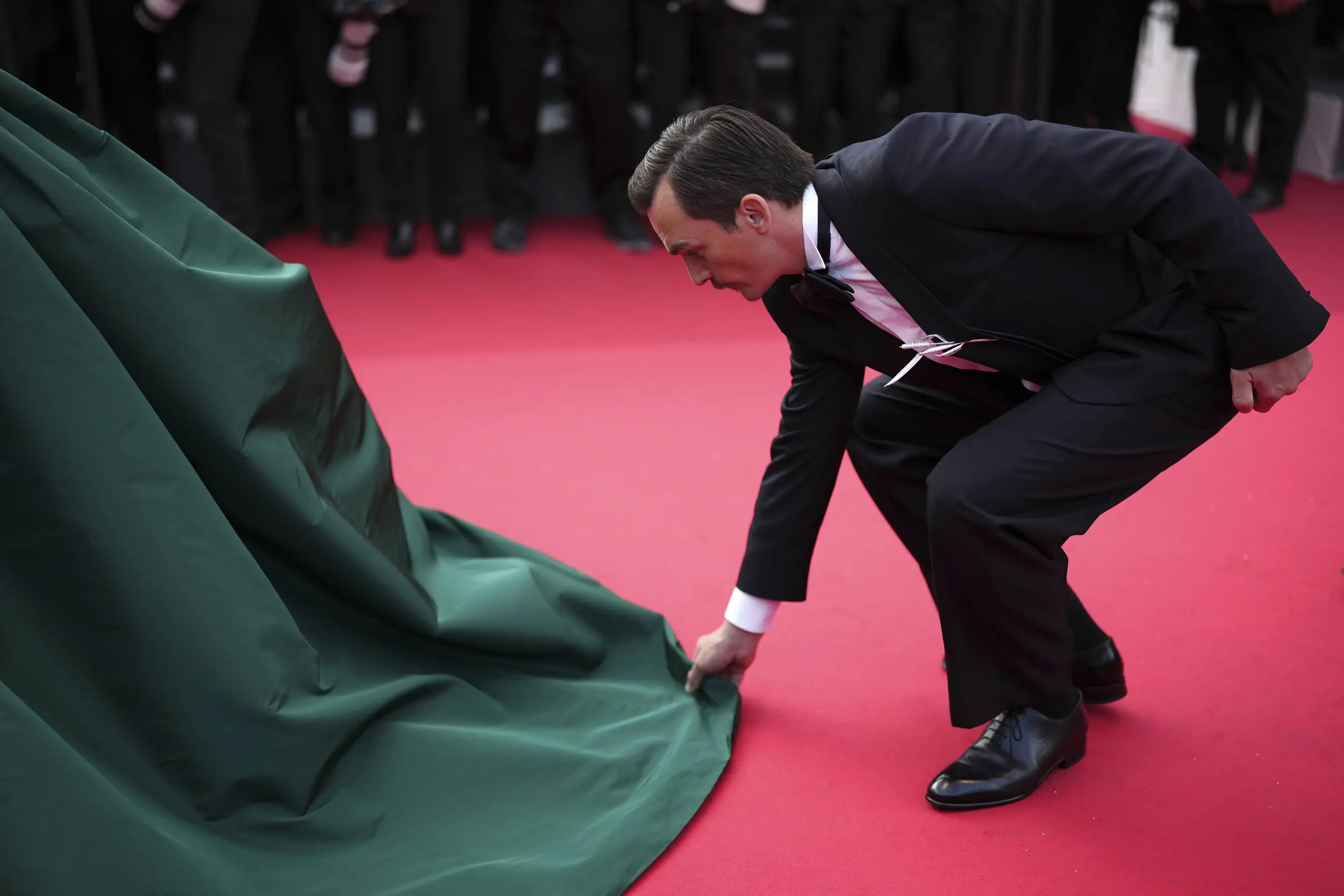 Một người mẫu nội y mặc phản cảm bất chấp lệnh cấm ở Li&ecirc;n hoan phim Cannes- Ảnh 5.