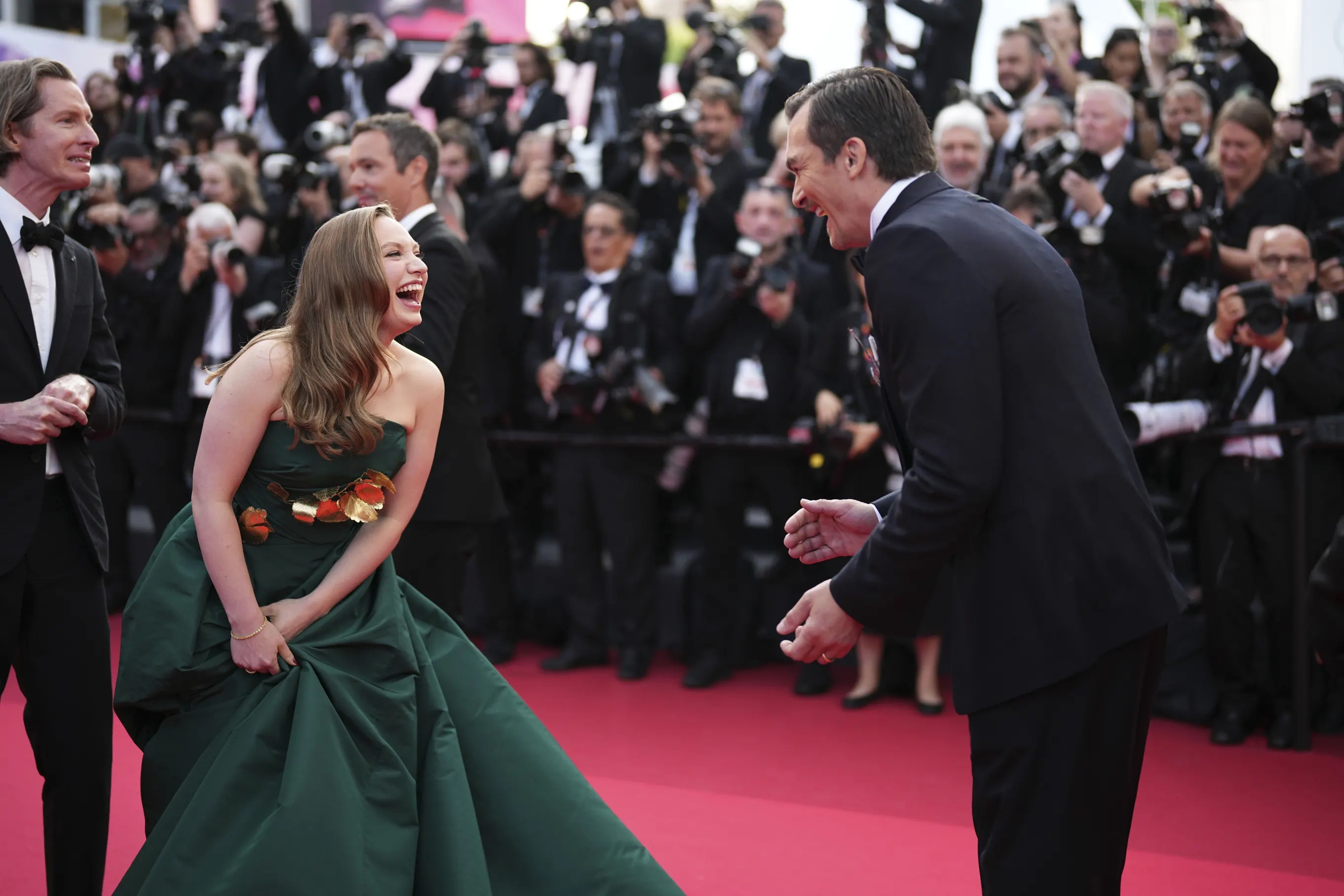 Một người mẫu nội y mặc phản cảm bất chấp lệnh cấm ở Li&ecirc;n hoan phim Cannes- Ảnh 4.