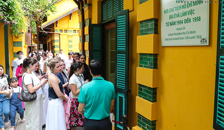 Du kh&aacute;ch nước ngo&agrave;i xếp h&agrave;ng v&agrave;o Lăng viếng Chủ tịch Hồ Ch&iacute; Minh- Ảnh 2.