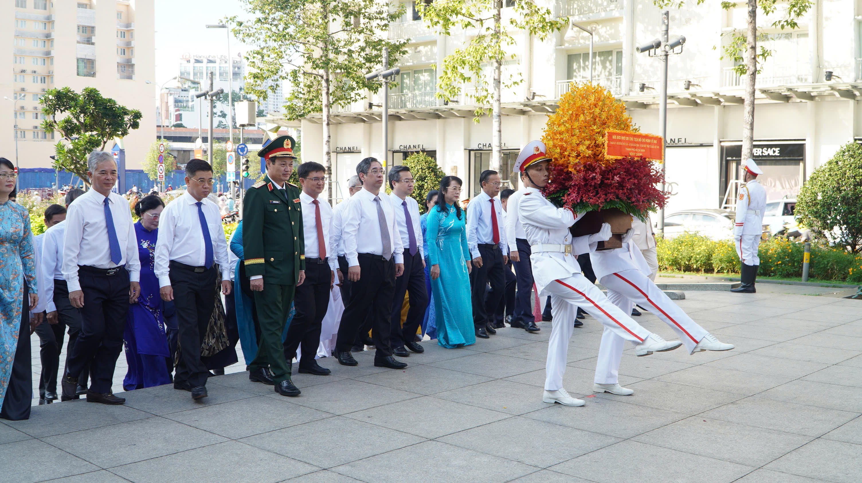 L&atilde;nh đạo TP.HCM d&acirc;ng hoa tưởng niệm Chủ tịch Hồ Ch&iacute; Minh- Ảnh 2.