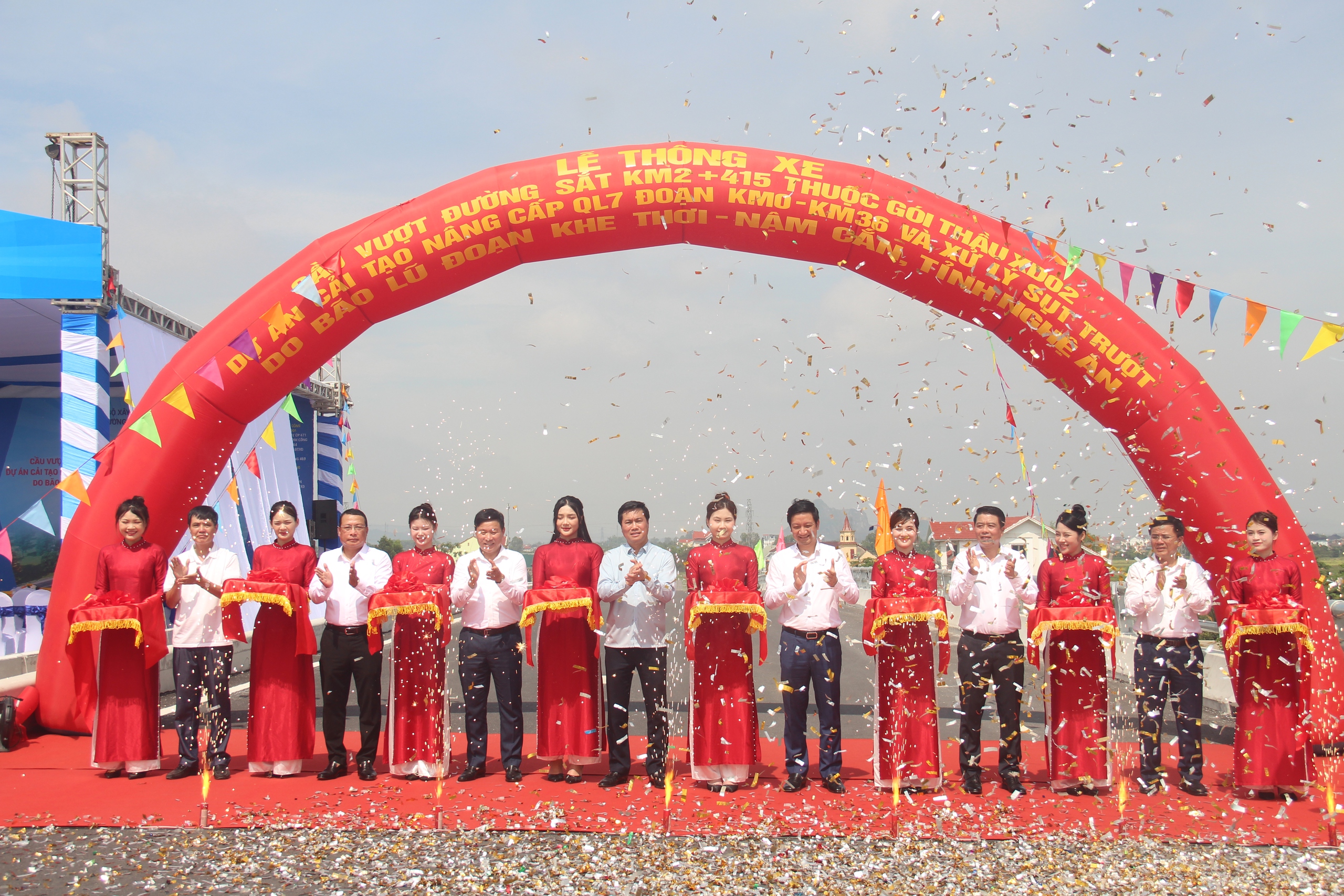 Nghệ An: Th&ocirc;ng xe kỹ thuật cầu vượt đường sắt, giải tỏa n&uacute;t thắt giao th&ocirc;ng QL7- Ảnh 4.