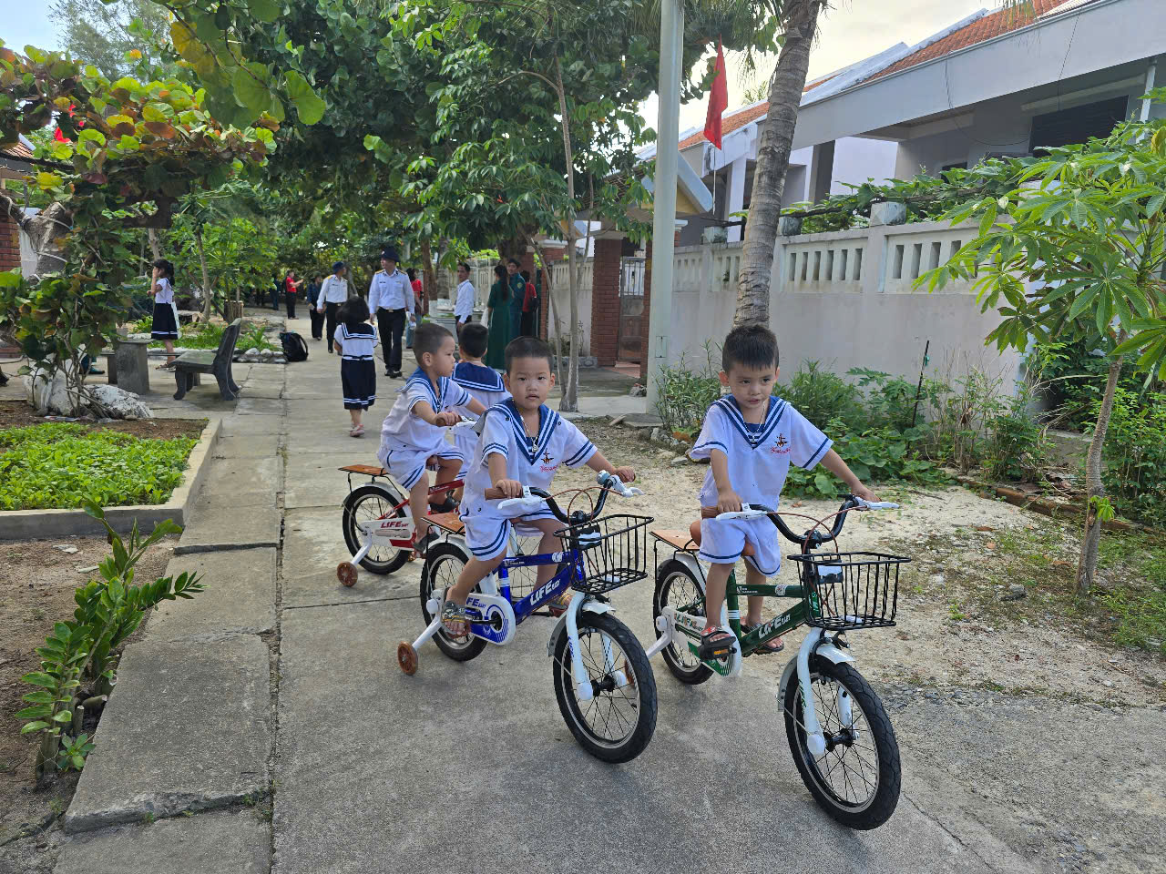 H&agrave;nh qu&acirc;n đến Trường Sa: Mang ra t&igrave;nh cảm, mang về niềm tin- Ảnh 5.
