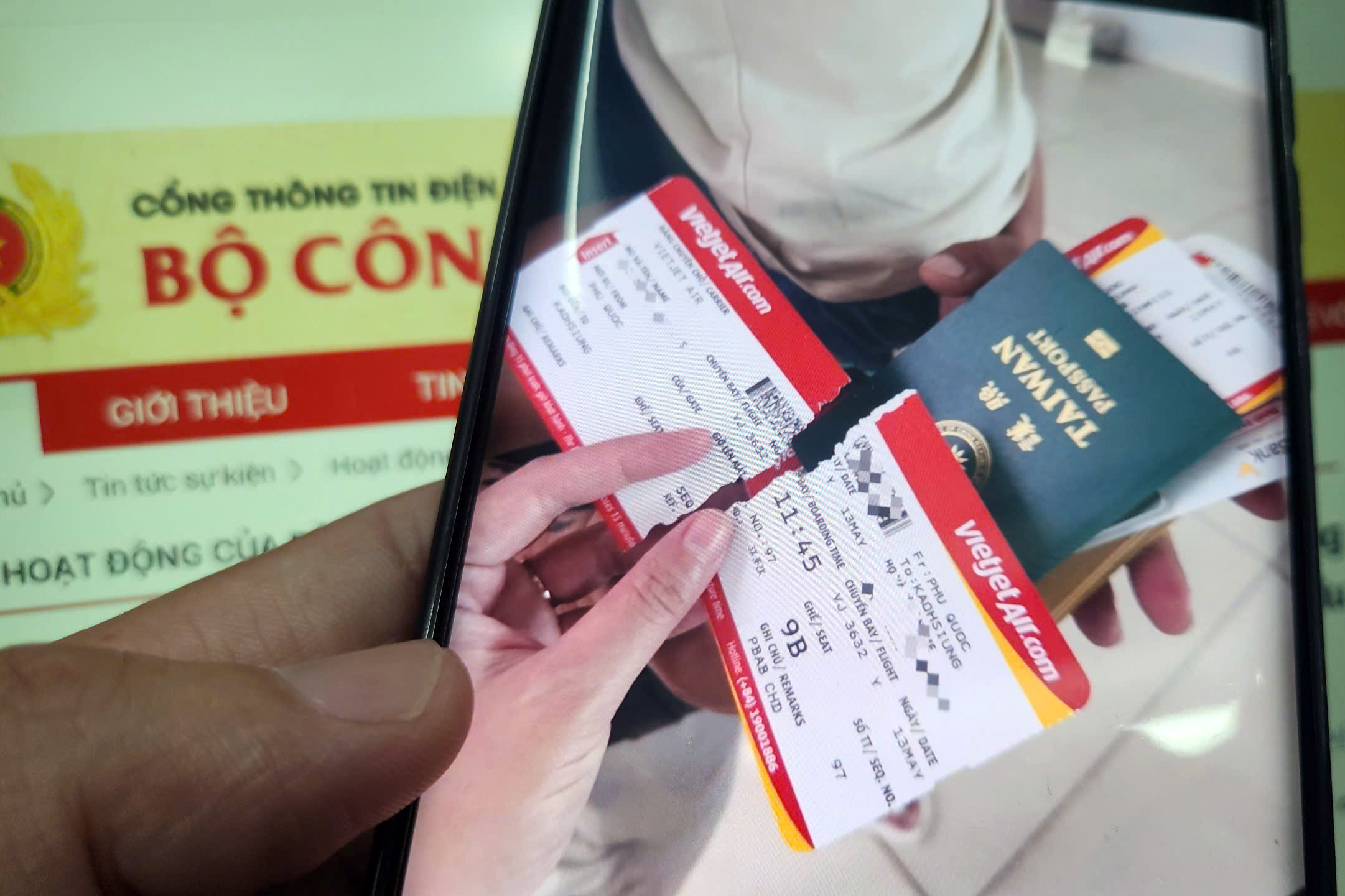 Tạm đ&igrave;nh chỉ c&aacute;n bộ xuất nhập cảnh x&eacute; thẻ l&ecirc;n t&agrave;u bay của kh&aacute;ch ở Ph&uacute; Quốc- Ảnh 1.