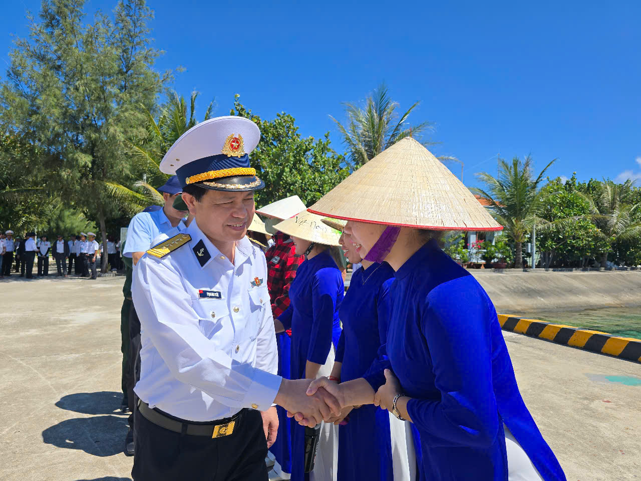 H&agrave;nh qu&acirc;n đến Trường Sa: Mang ra t&igrave;nh cảm, mang về niềm tin- Ảnh 2.