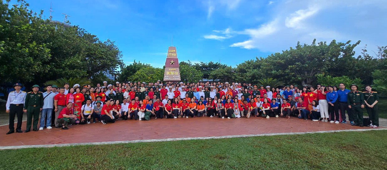 H&agrave;nh qu&acirc;n đến Trường Sa: Mang ra t&igrave;nh cảm, mang về niềm tin- Ảnh 8.