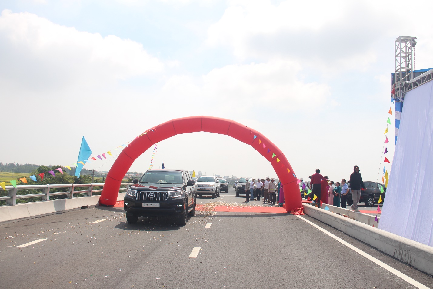 Nghệ An: Th&ocirc;ng xe kỹ thuật cầu vượt đường sắt, giải tỏa n&uacute;t thắt giao th&ocirc;ng QL7- Ảnh 5.