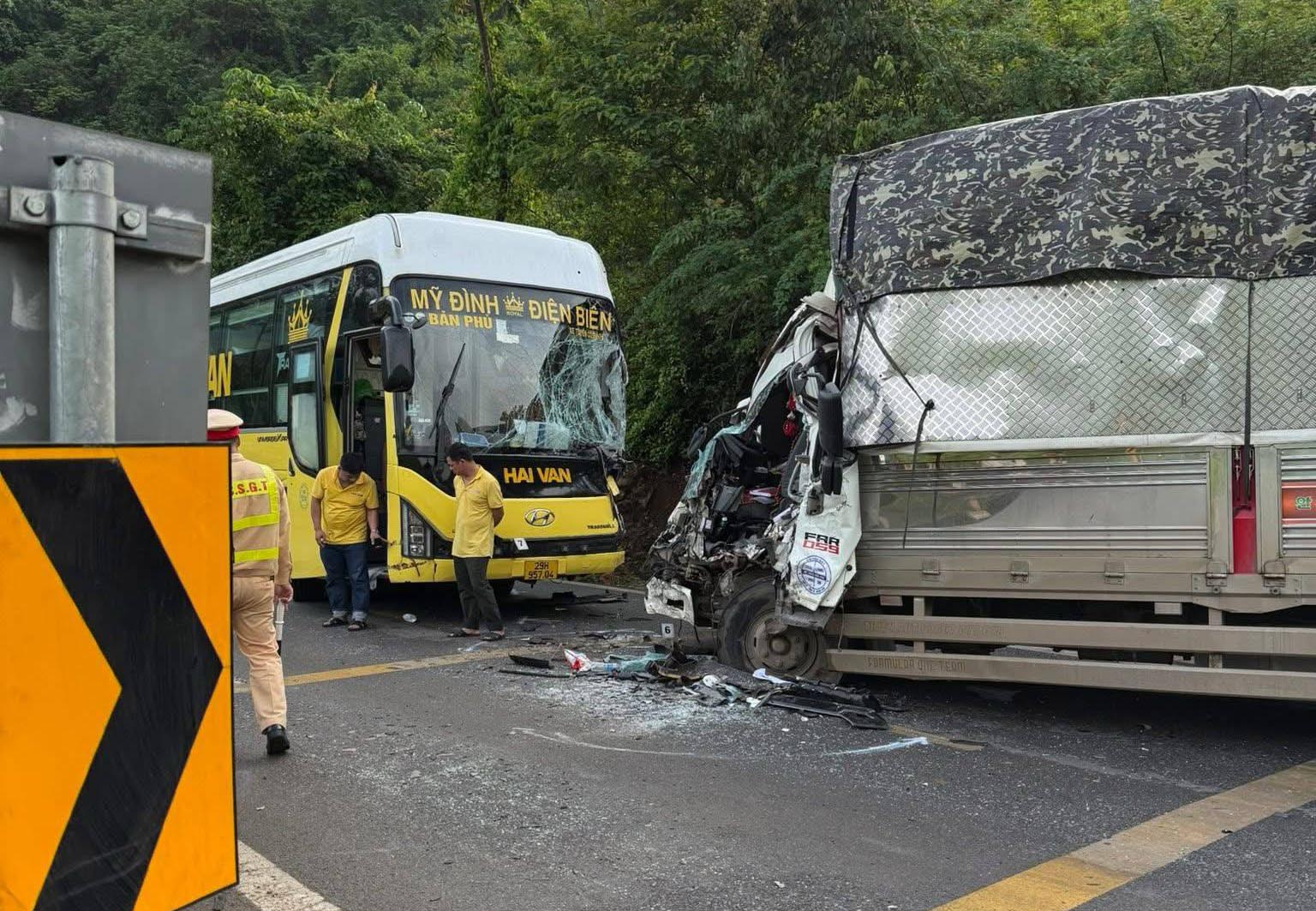 Xe kh&aacute;ch đấu đầu xe tải khiến 1 người thương nặng ở Sơn La- Ảnh 1.