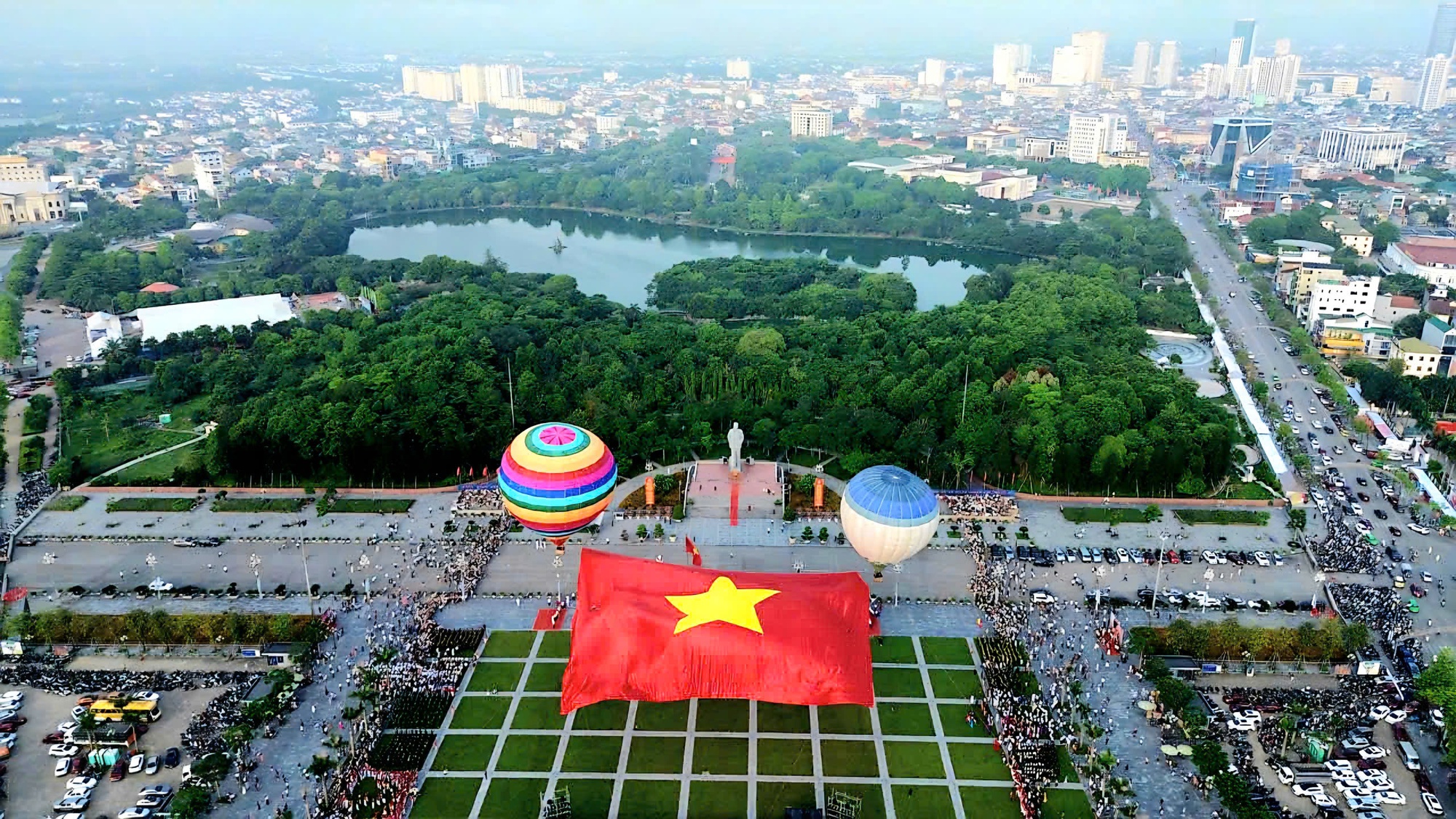 Nghệ An: Lễ ch&agrave;o cờ v&agrave; bay đại kỳ Tổ quốc kỷ niệm ng&agrave;y sinh Chủ tịch Hồ Ch&iacute; Minh- Ảnh 1.