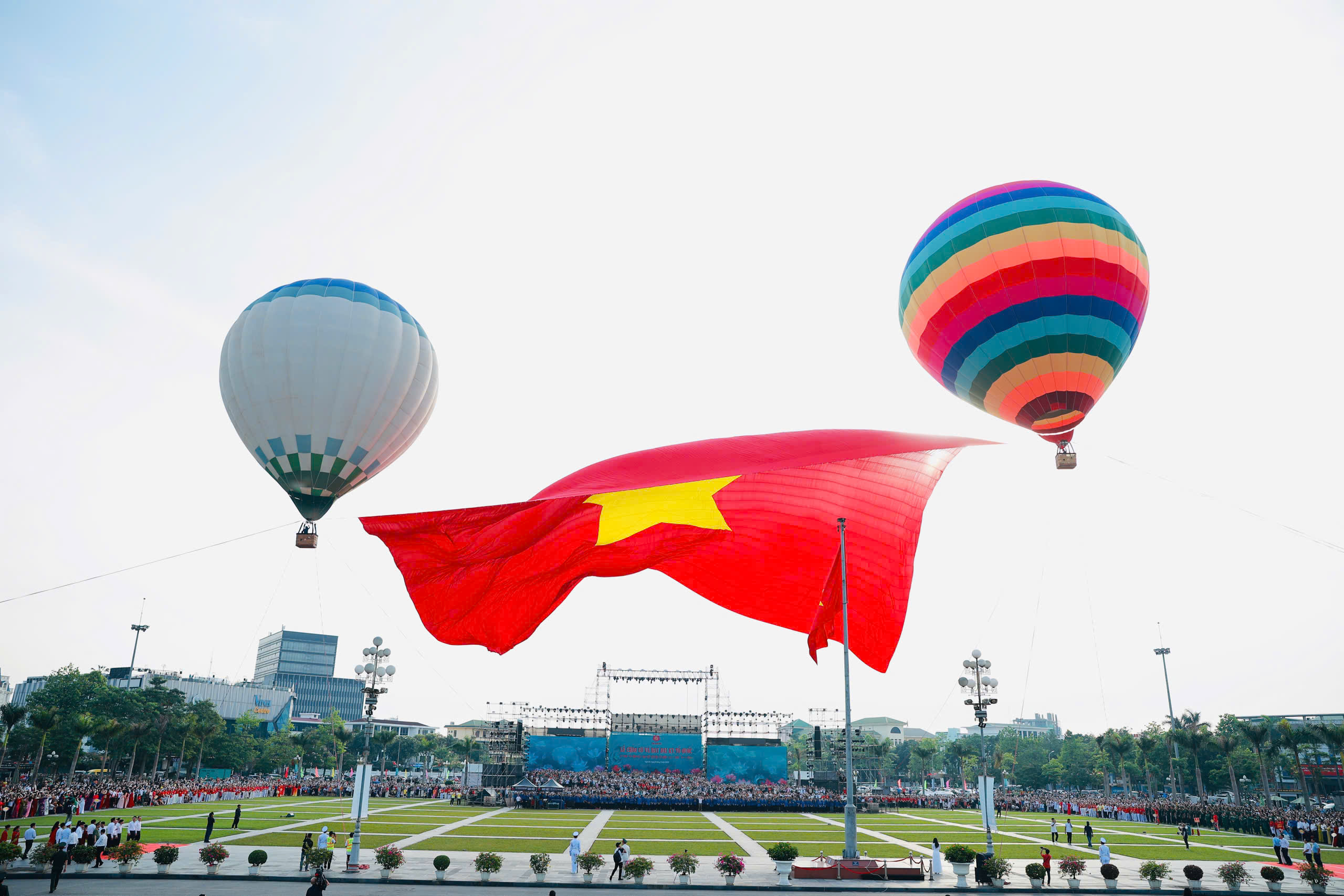 Nghệ An: Lễ ch&agrave;o cờ v&agrave; bay đại kỳ Tổ quốc kỷ niệm ng&agrave;y sinh Chủ tịch Hồ Ch&iacute; Minh- Ảnh 4.