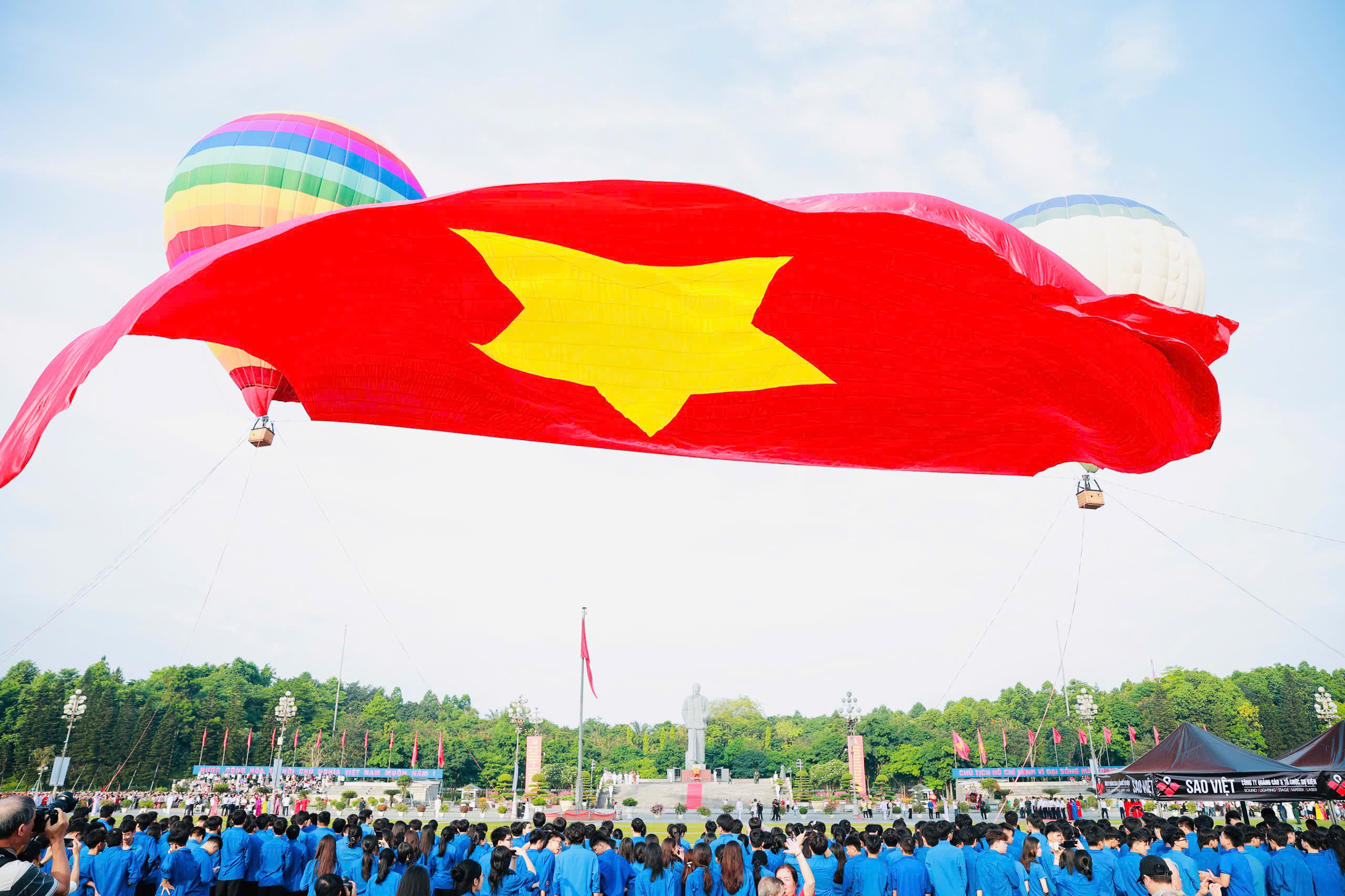 Nghệ An: Lễ ch&agrave;o cờ v&agrave; bay đại kỳ Tổ quốc kỷ niệm ng&agrave;y sinh Chủ tịch Hồ Ch&iacute; Minh- Ảnh 3.