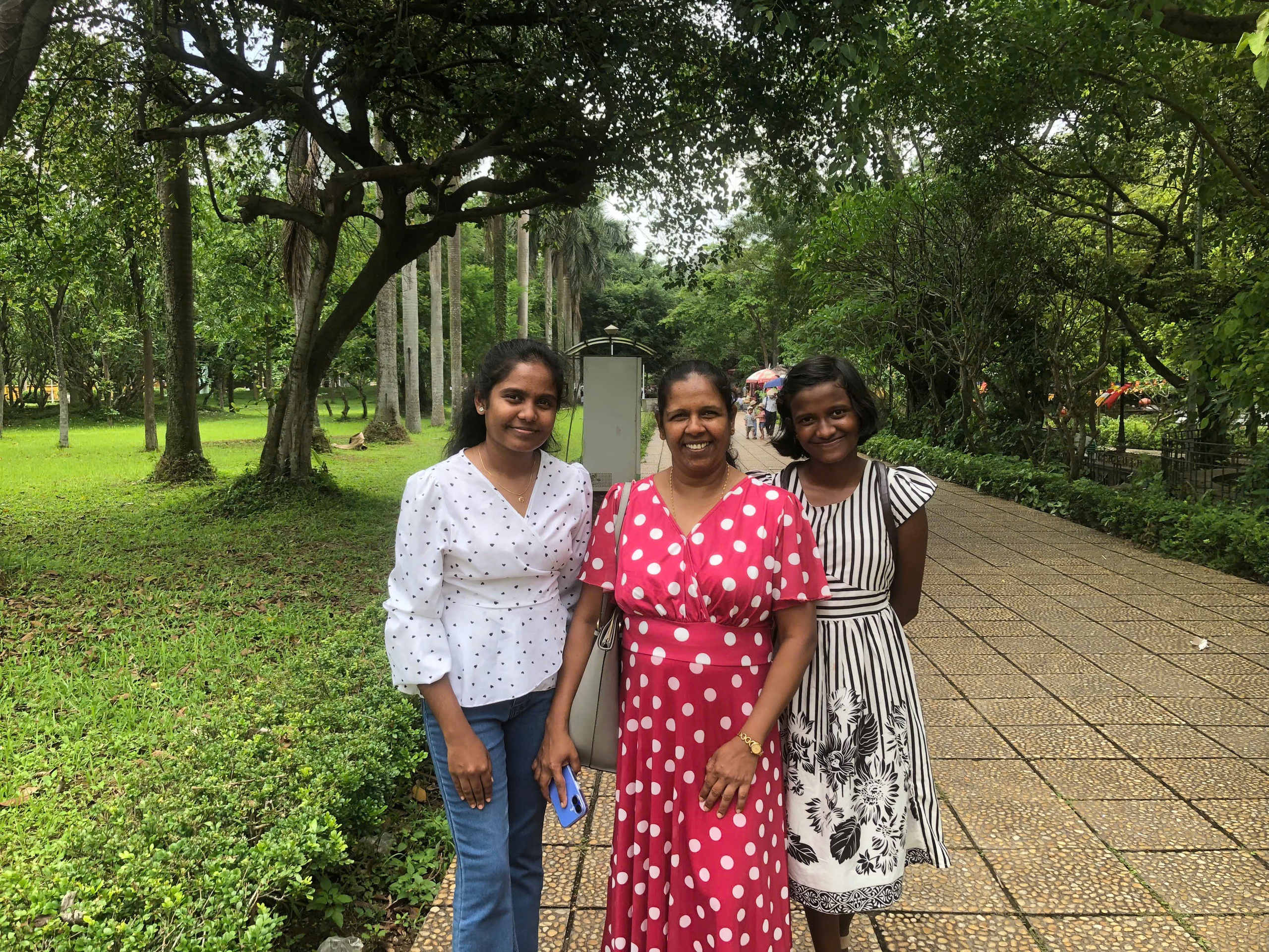 Du kh&aacute;ch nước ngo&agrave;i xếp h&agrave;ng v&agrave;o Lăng viếng Chủ tịch Hồ Ch&iacute; Minh- Ảnh 4.