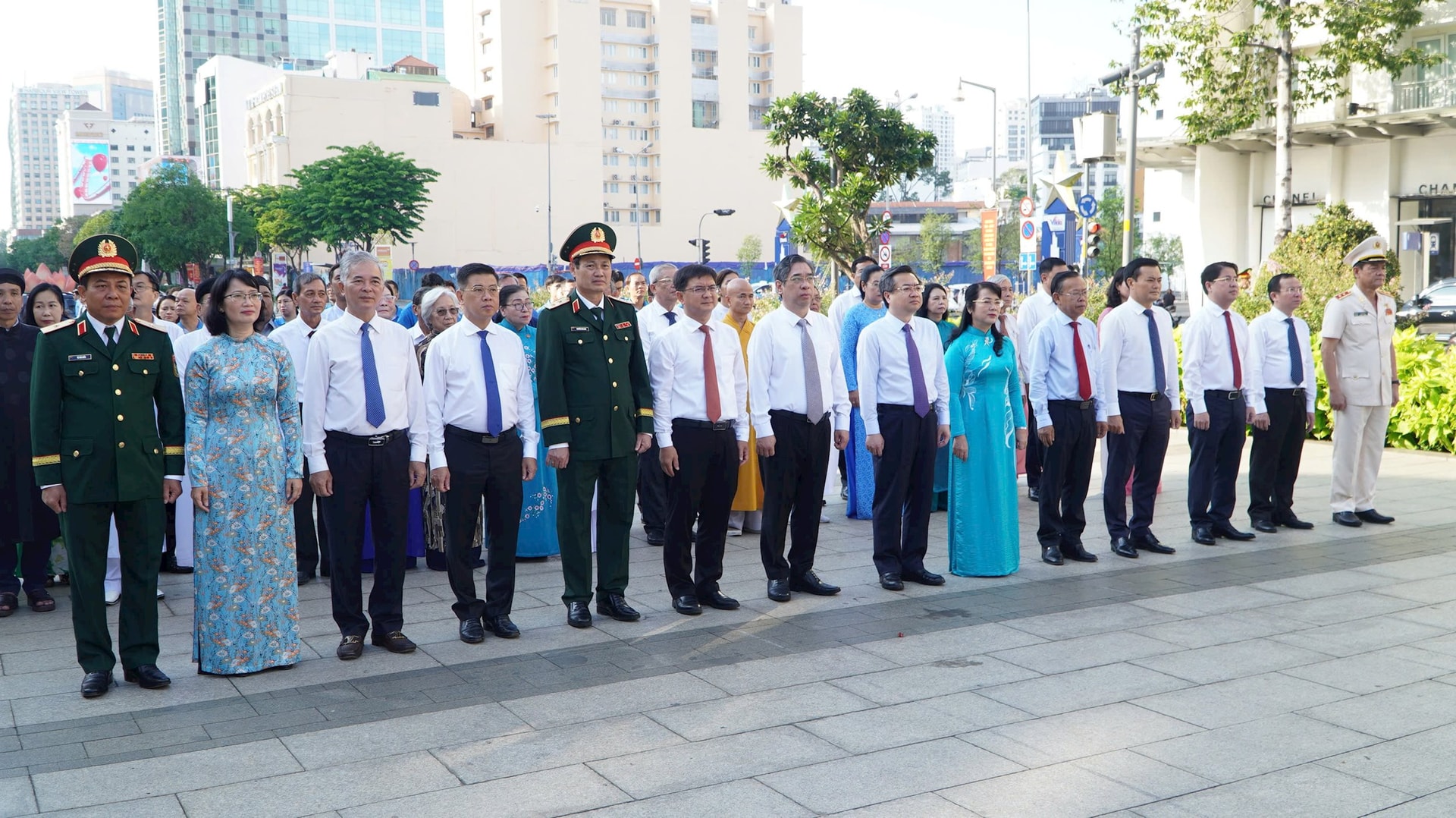 L&atilde;nh đạo TP.HCM d&acirc;ng hoa tưởng niệm Chủ tịch Hồ Ch&iacute; Minh- Ảnh 1.